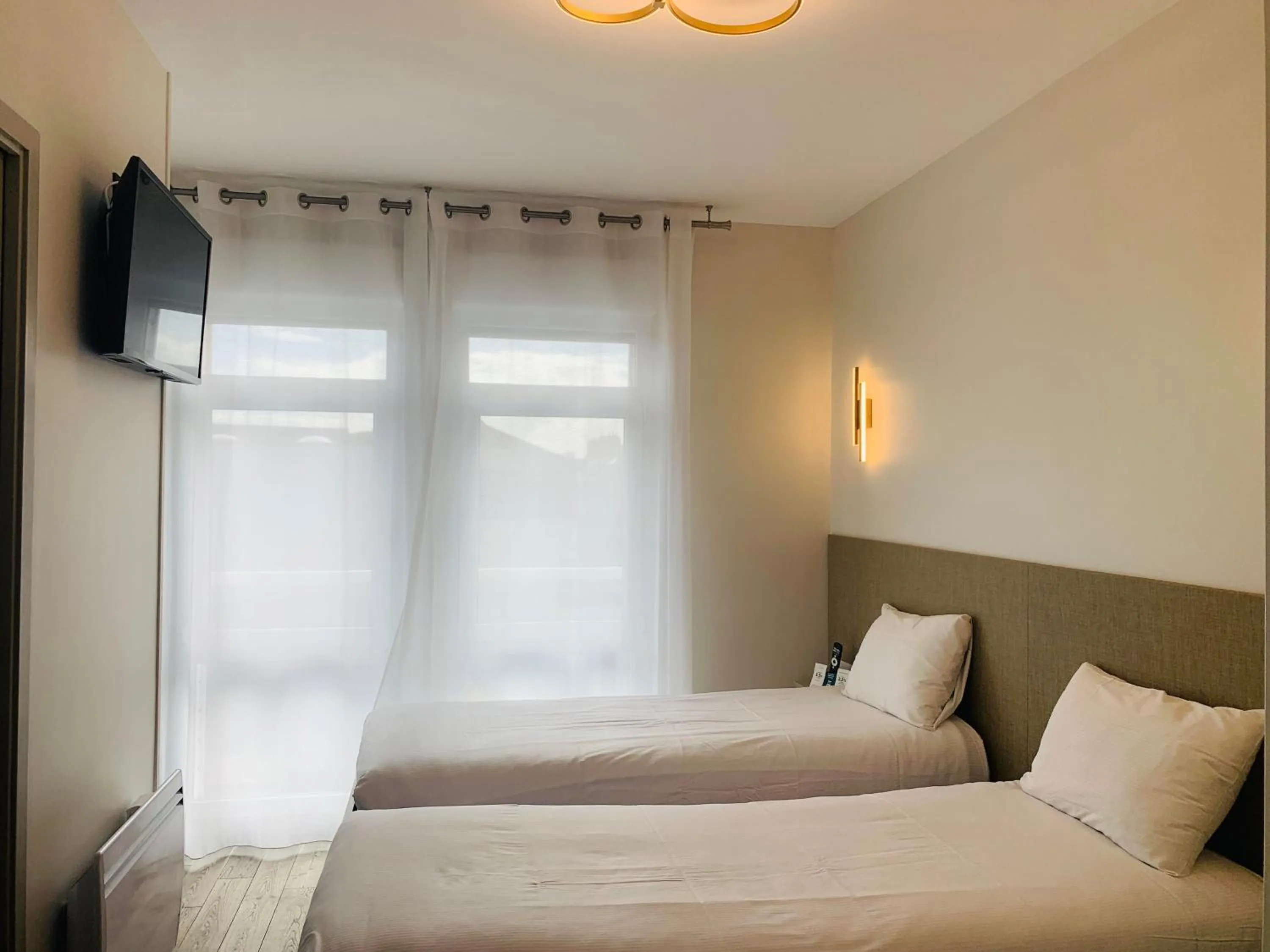 Family Room in Logis Hôtel Saint Guirec Et De La Plage