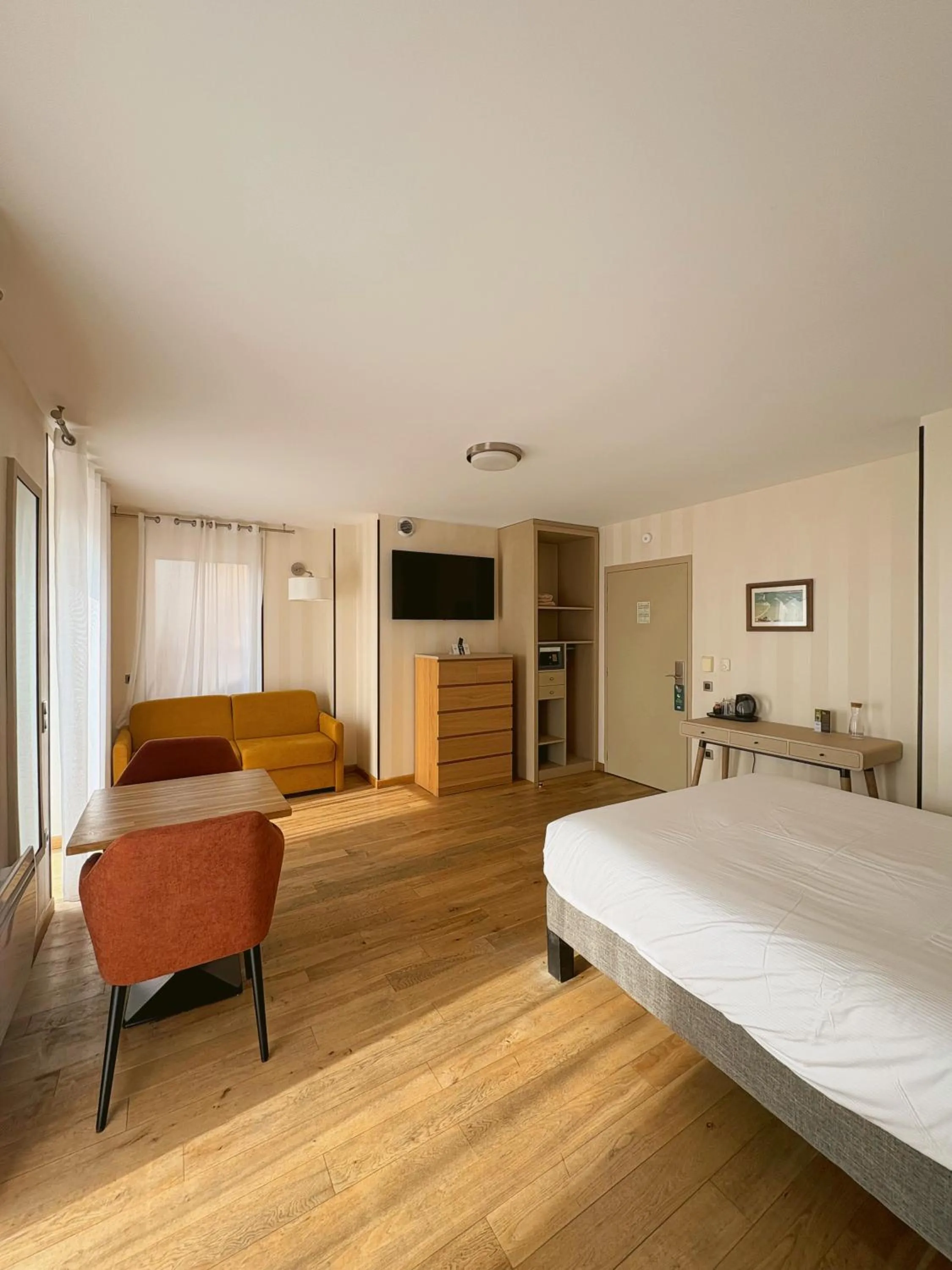 Photo of the whole room, Bed in Logis Hôtel Saint Guirec Et De La Plage