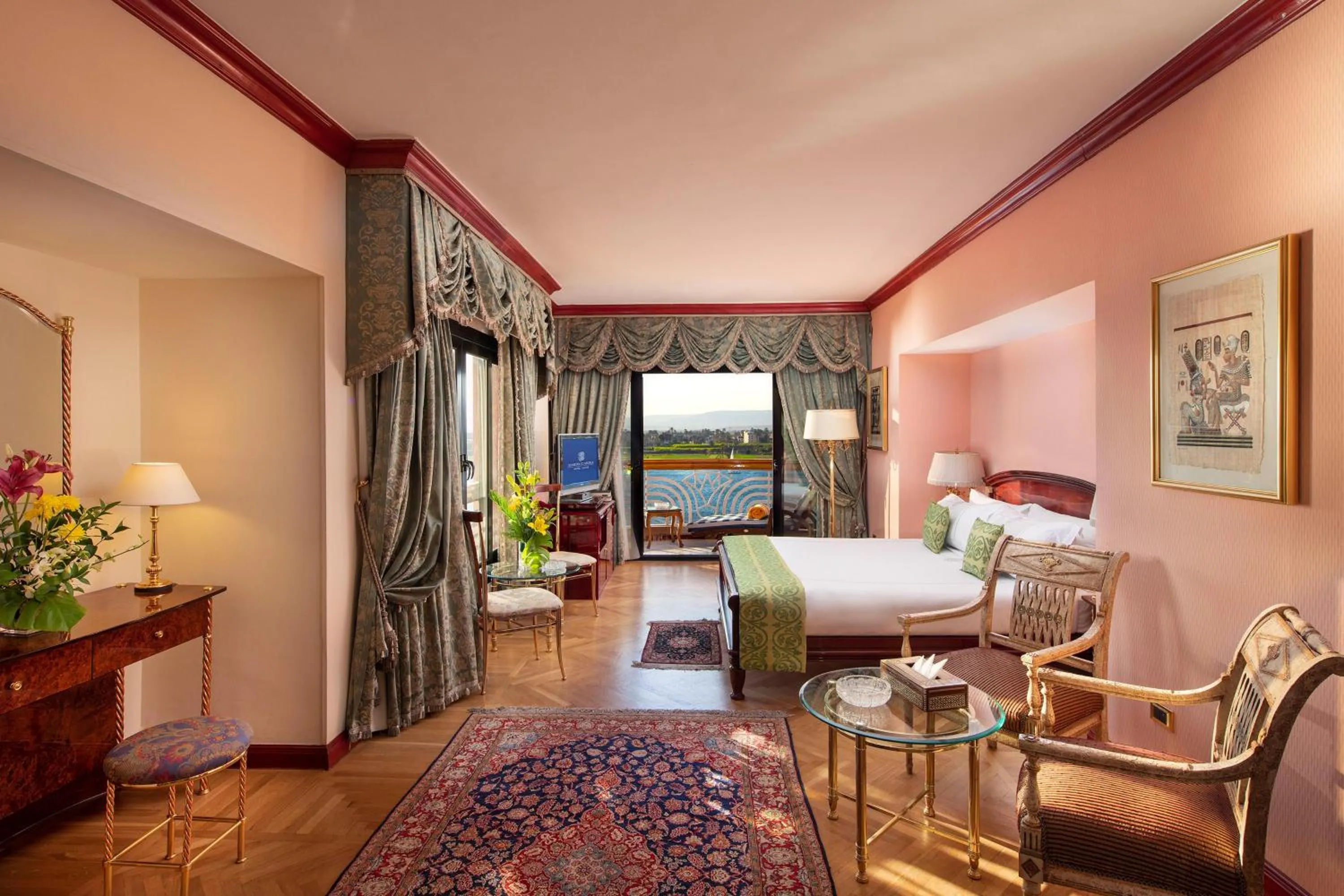 Photo of the whole room, Bed in Sonesta St. George Hotel - Convention Center