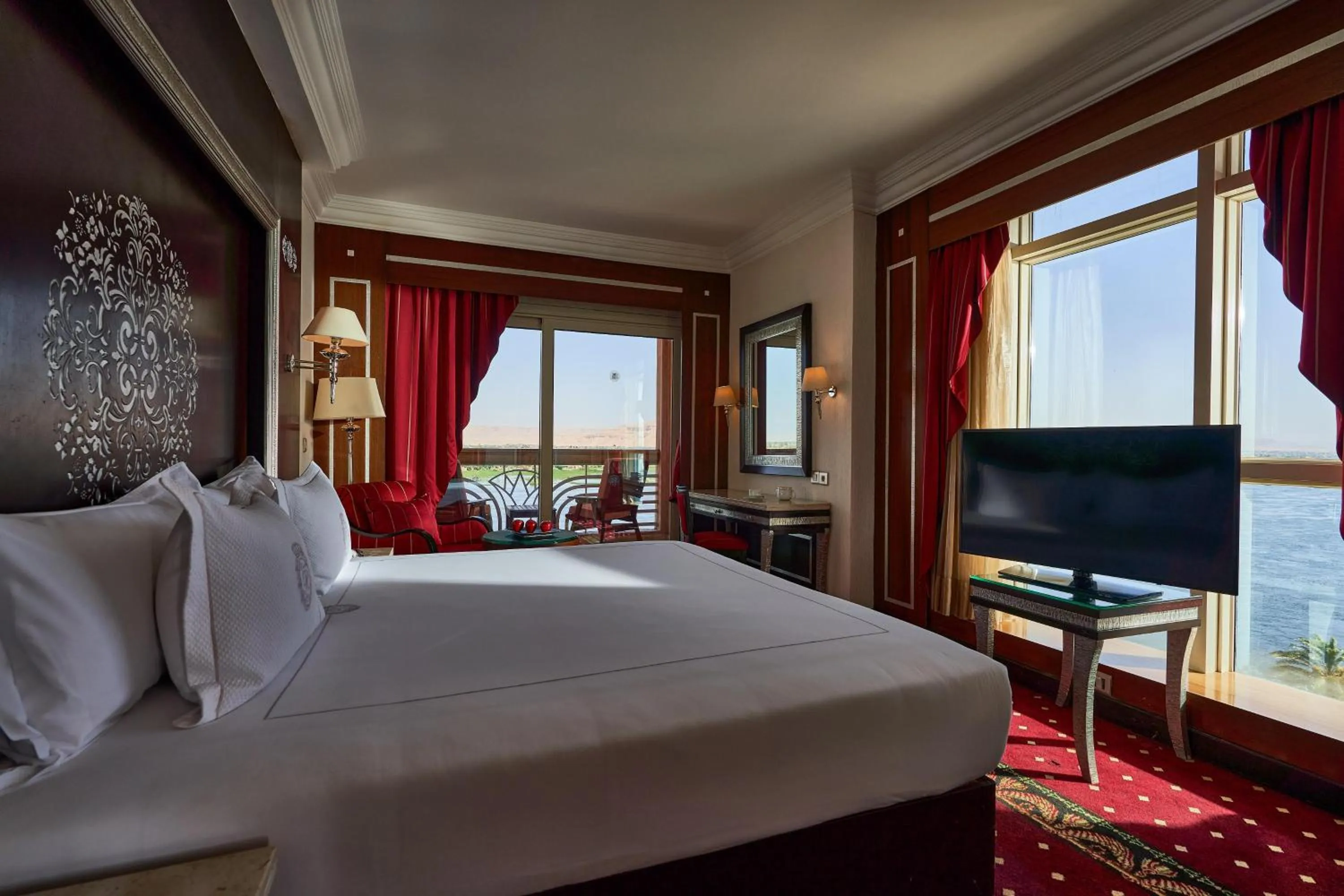 Photo of the whole room, Bed in Sonesta St. George Hotel - Convention Center