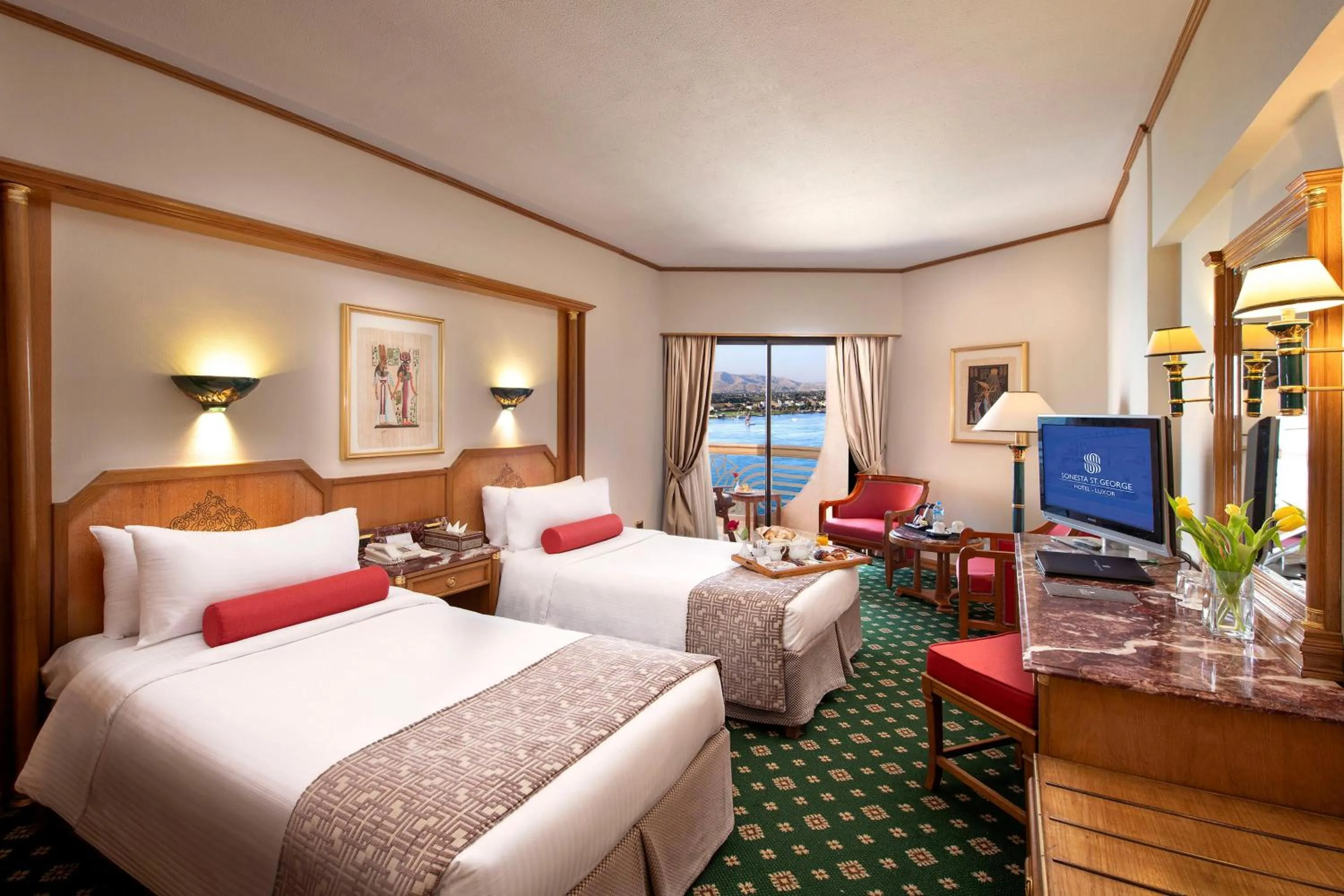 Photo of the whole room, Bed in Sonesta St. George Hotel - Convention Center