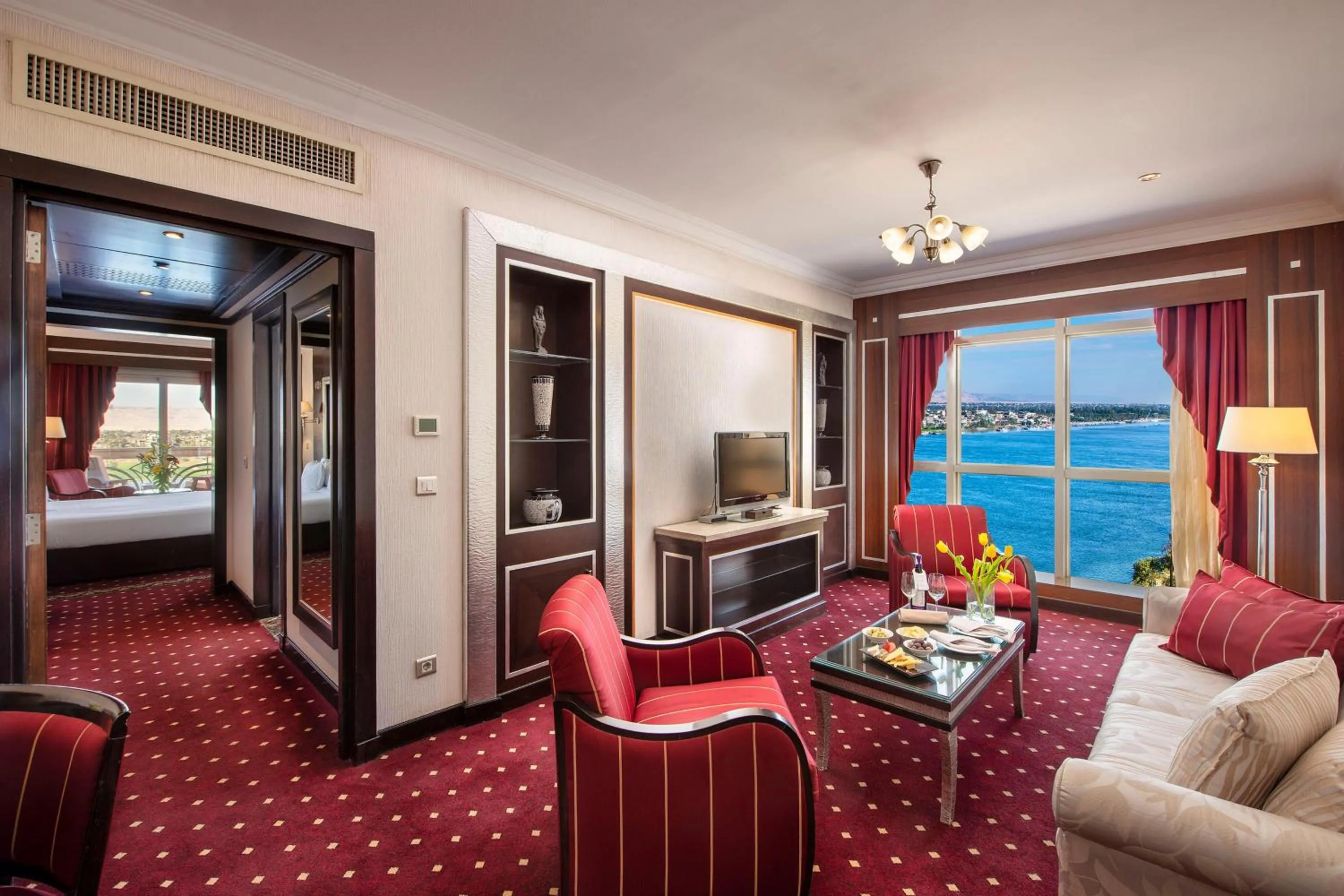 Photo of the whole room, Bed in Sonesta St. George Hotel - Convention Center