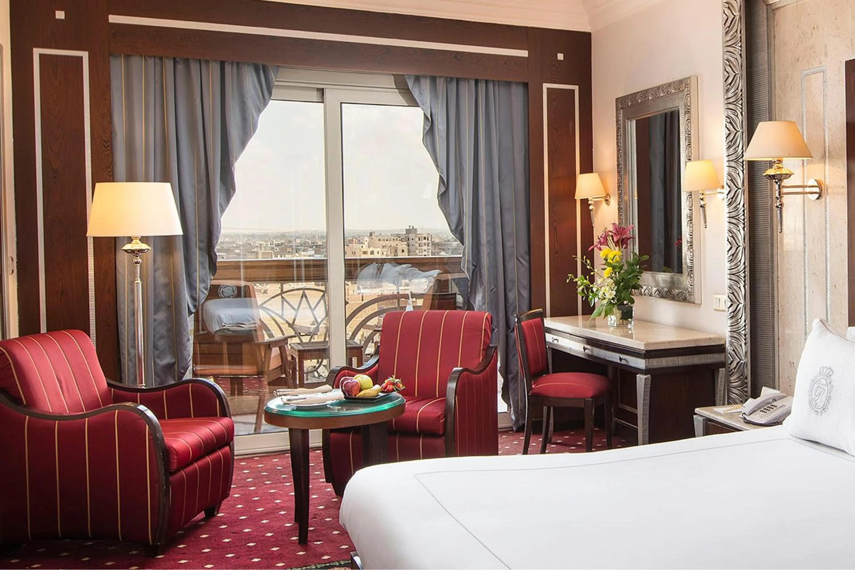 Photo of the whole room, Bed in Sonesta St. George Hotel - Convention Center