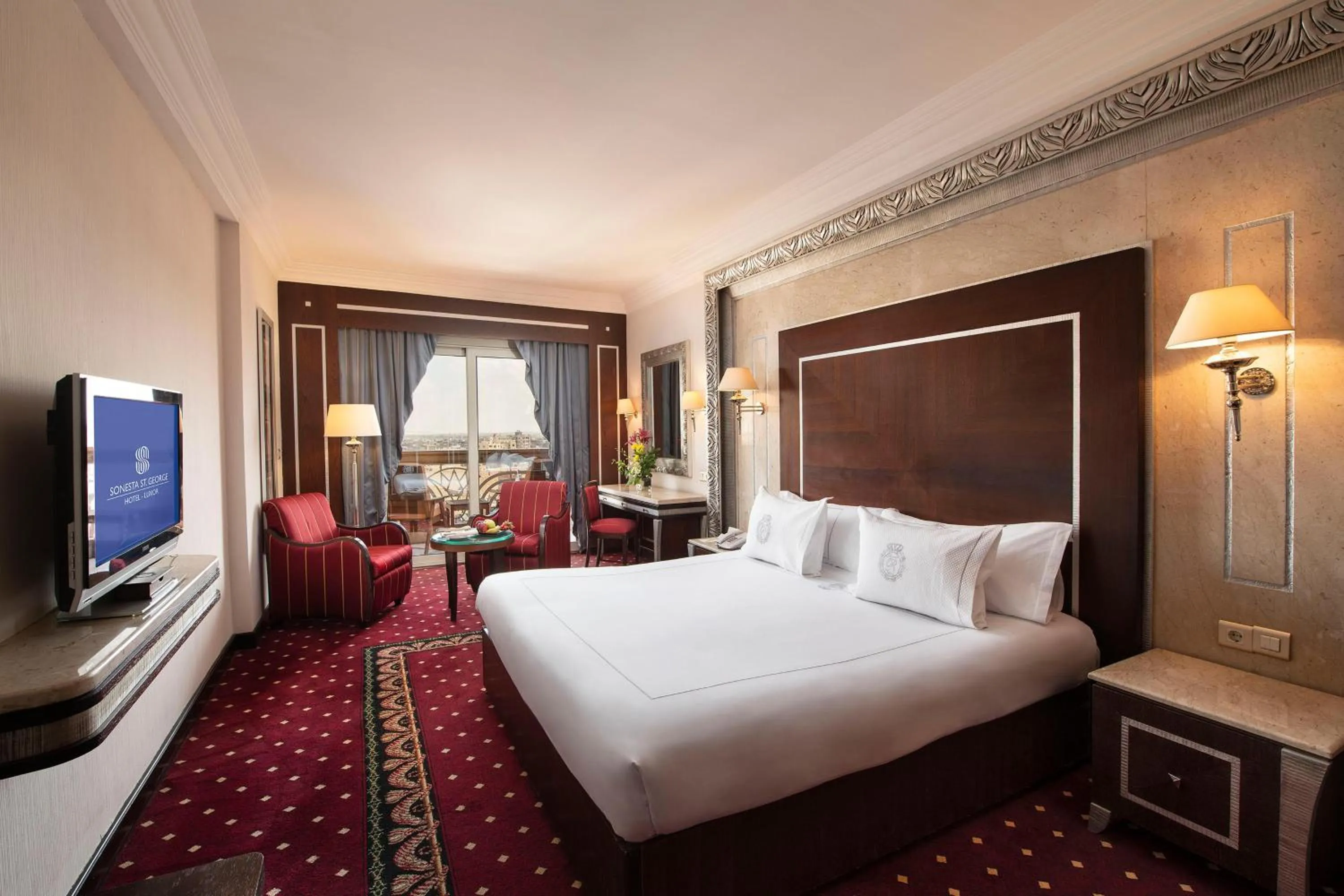 Photo of the whole room, Bed in Sonesta St. George Hotel - Convention Center