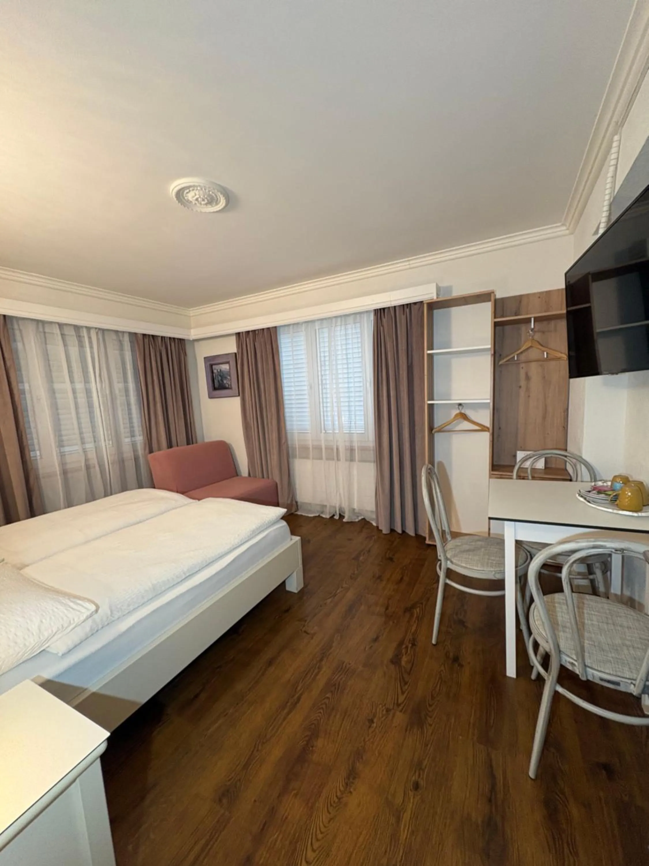 TV and multimedia, Bed in Esos Hotel Quelle