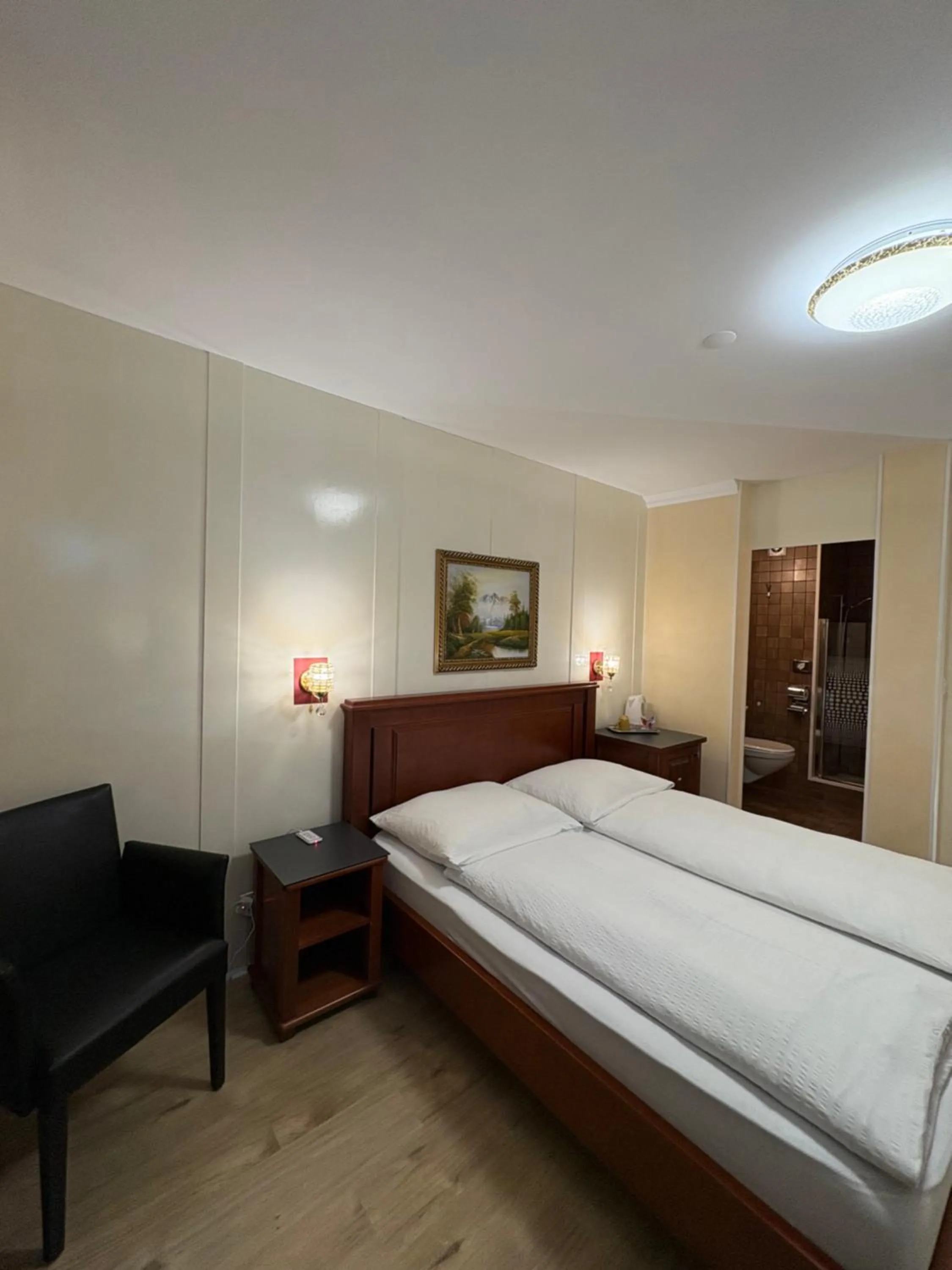 Photo of the whole room, Bed in Esos Hotel Quelle