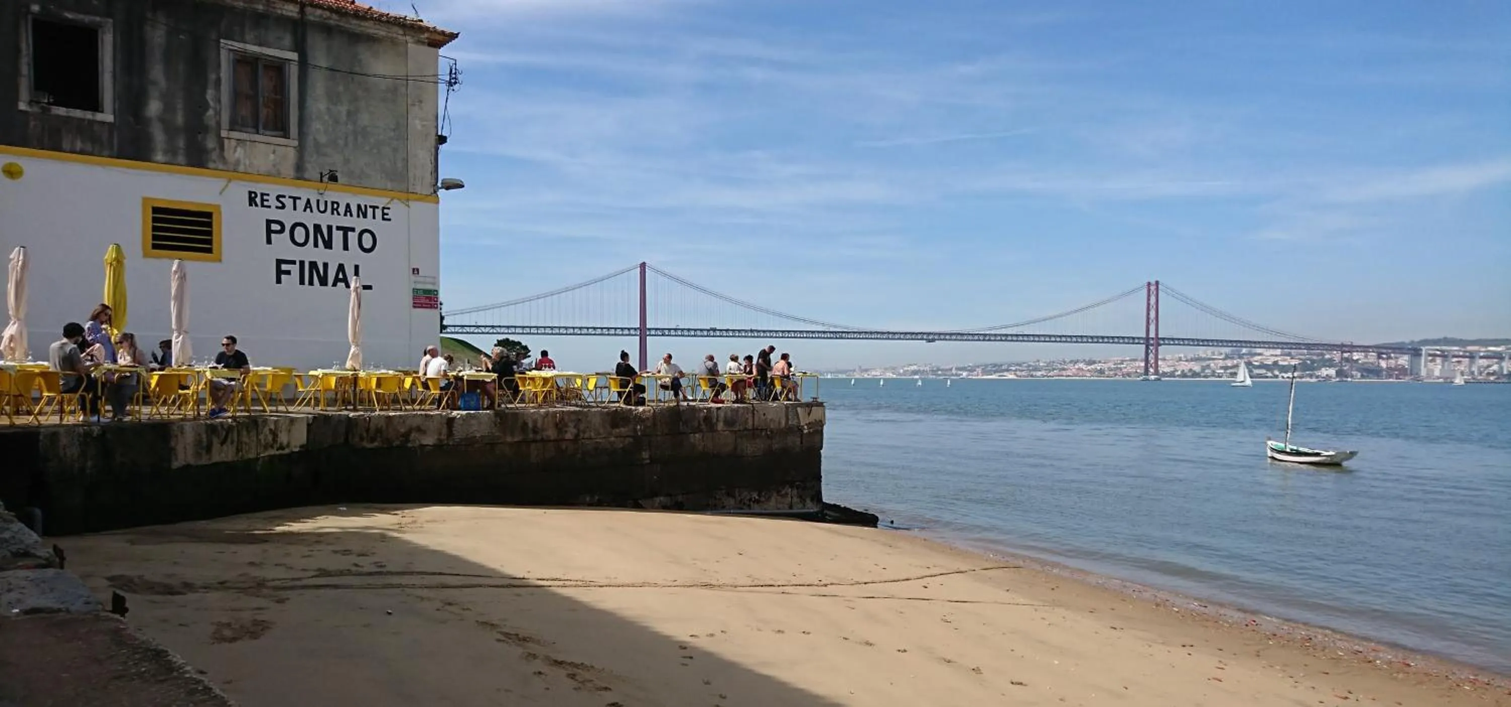 Restaurant/places to eat in Casa do Criativo ® Bed&Breakfast