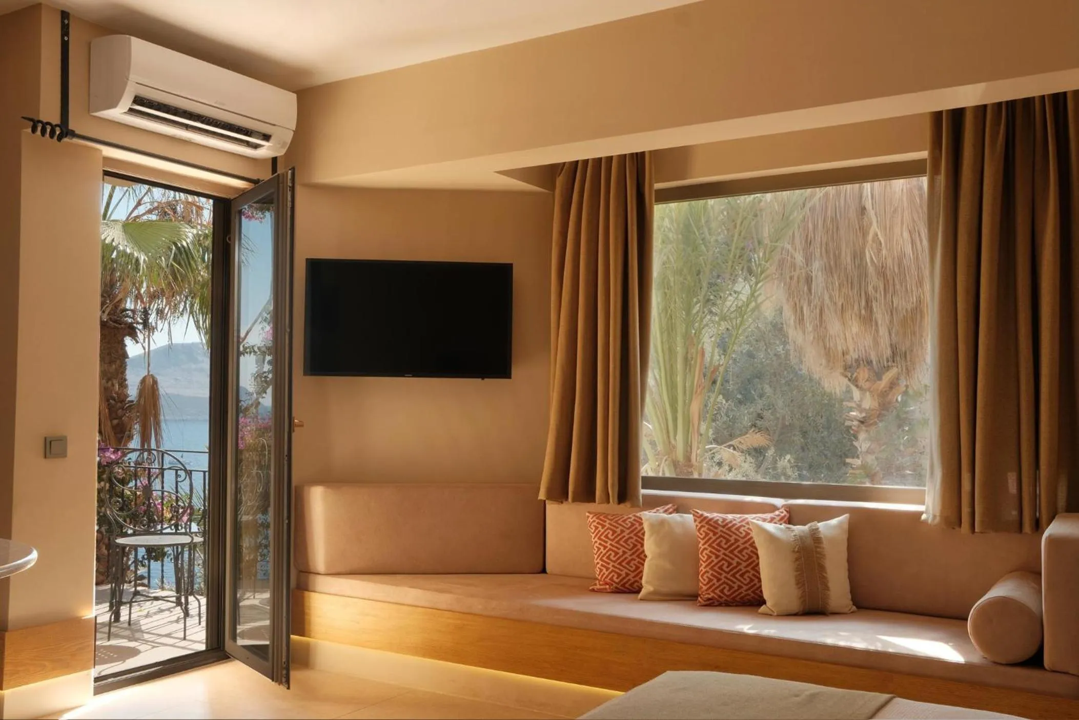 Communal lounge/ TV room, Bed in Villa Hotel Tamara