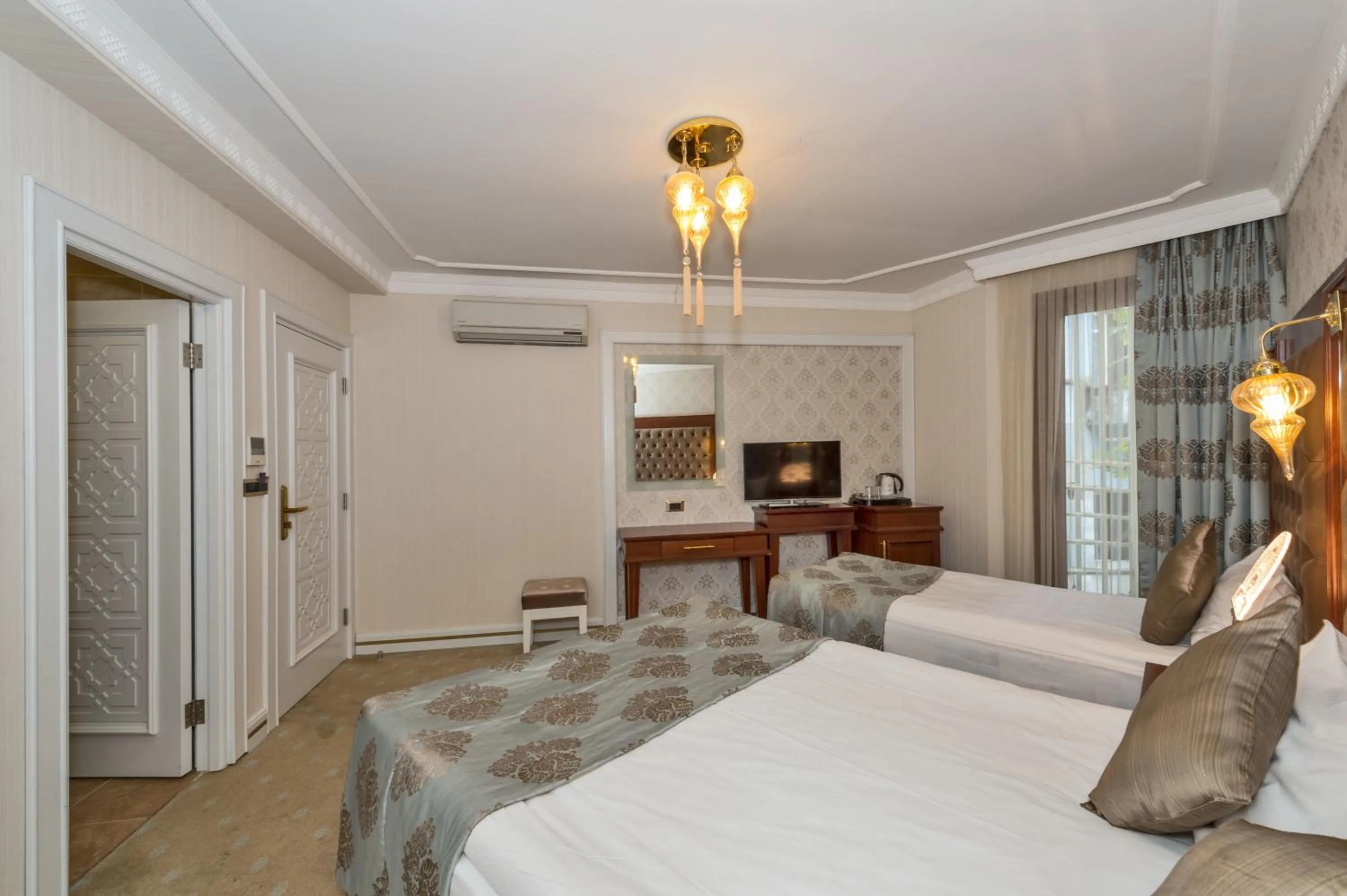 Shower, Bed in The Empress Theodora Hotel