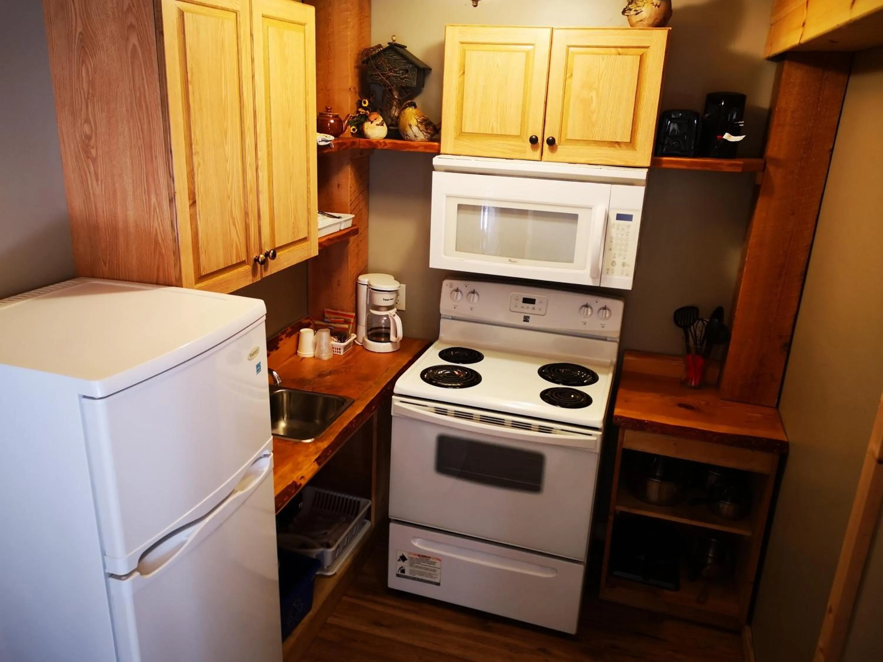 Kitchen or kitchenette in Overlook Inn & Cabins