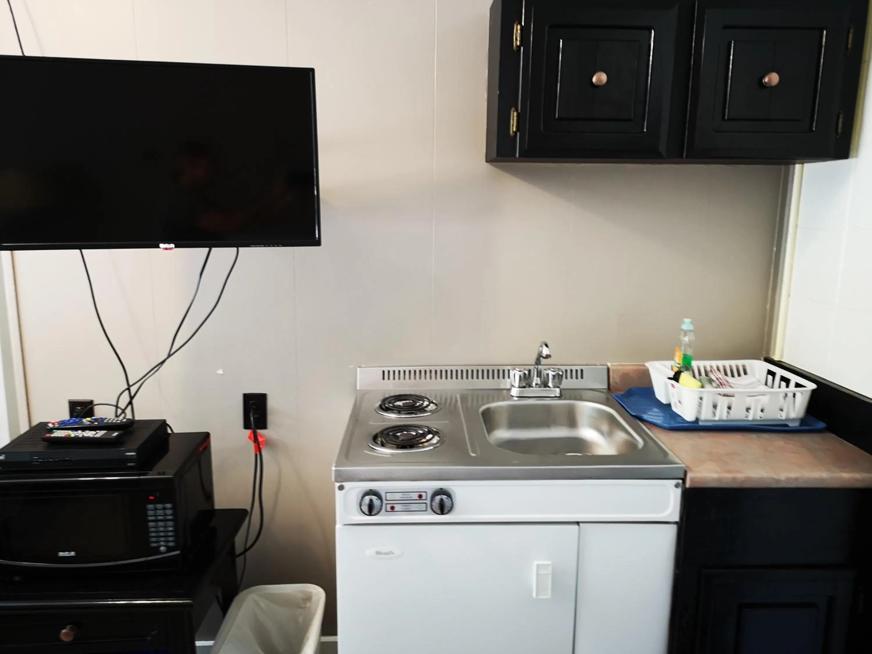 TV and multimedia in Overlook Inn & Cabins