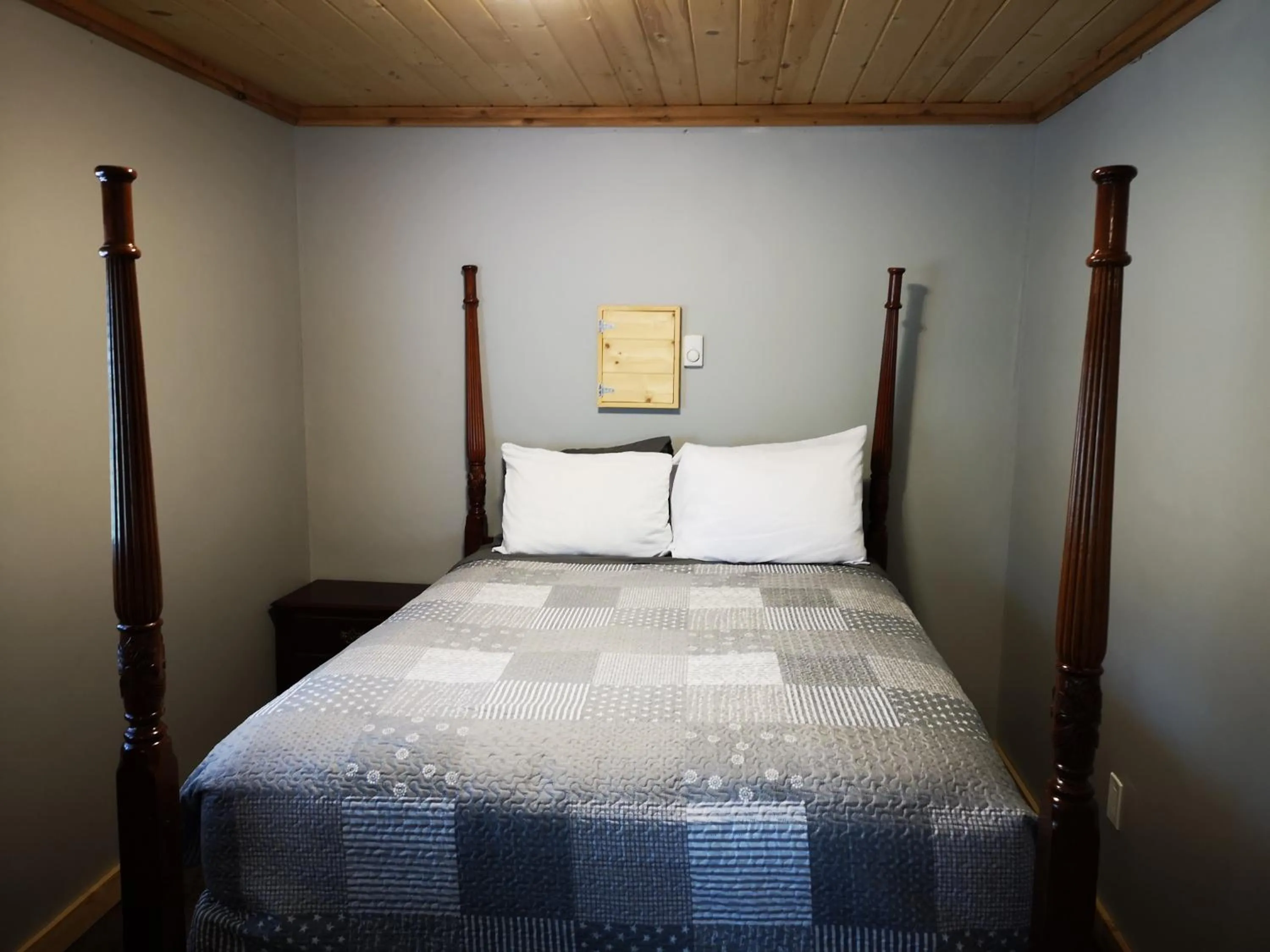 Bed in Overlook Inn & Cabins