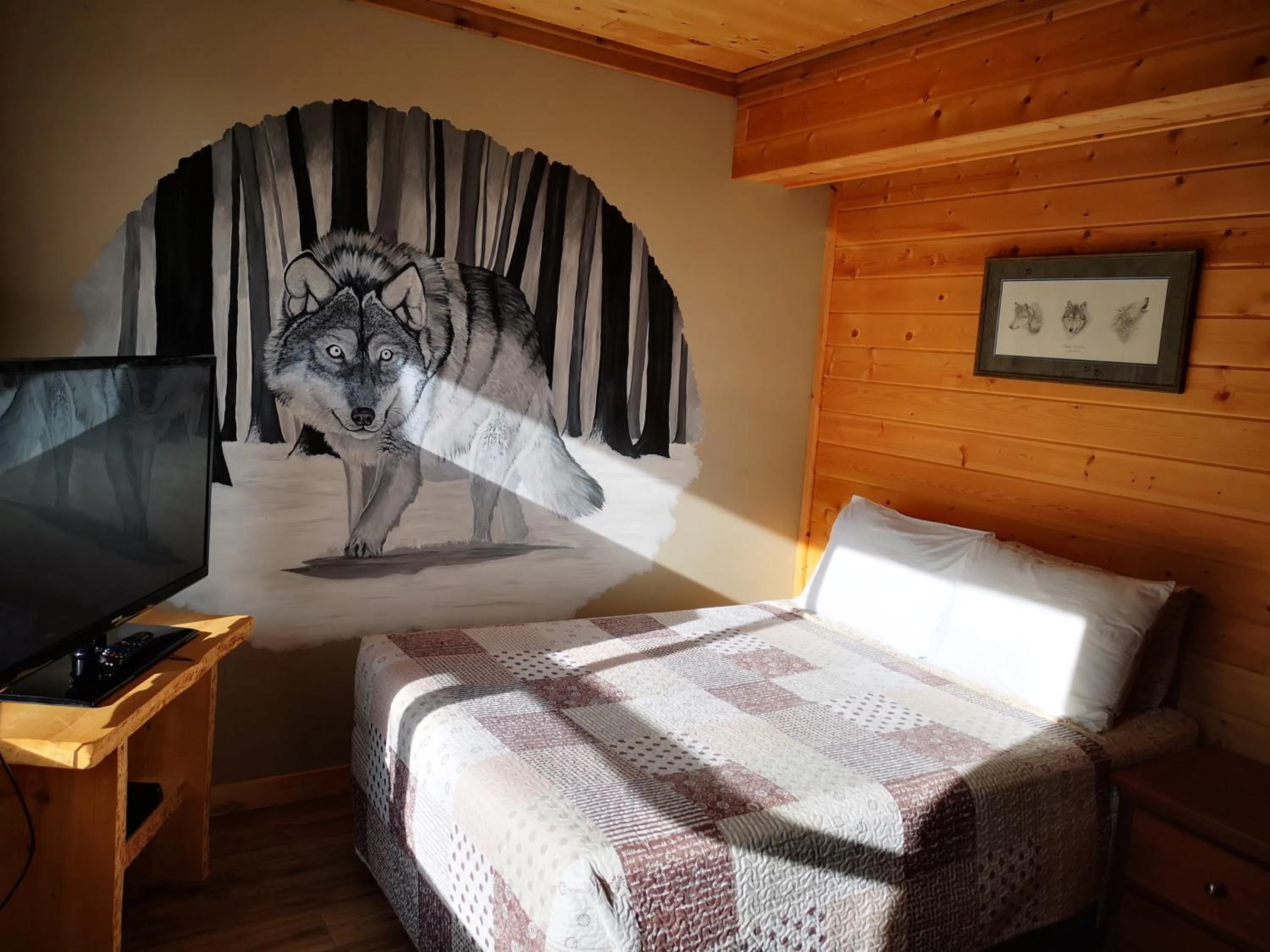 Bed in Overlook Inn & Cabins