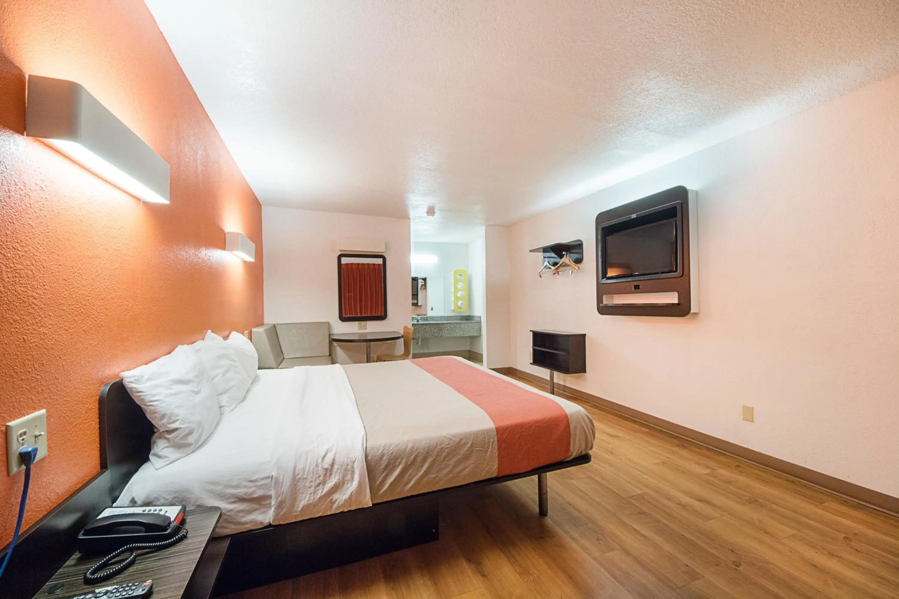 Bedroom, Bed in Motel 6-San Antonio, TX - Fiesta Trails