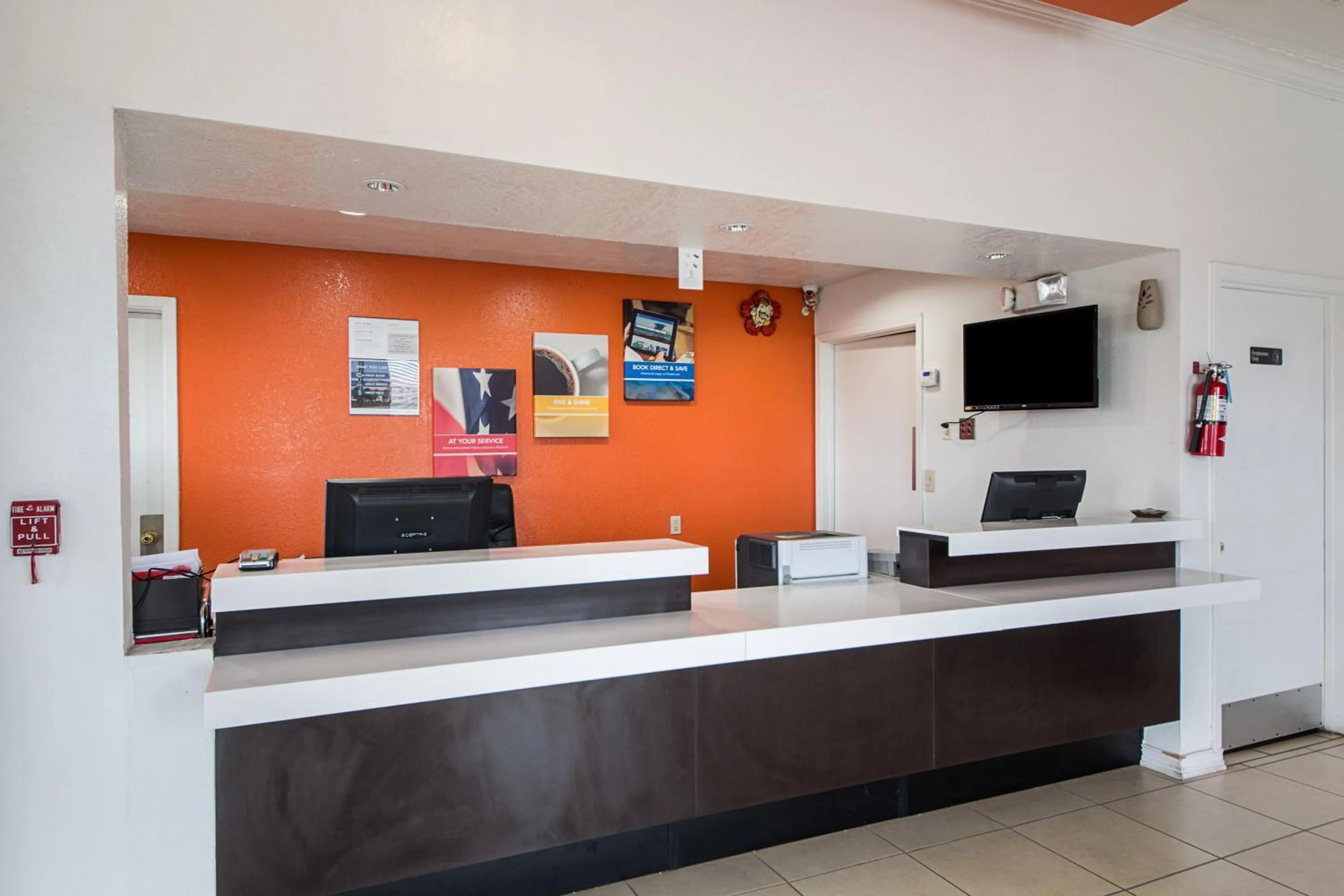 Lobby or reception in Motel 6-San Antonio, TX - Fiesta Trails
