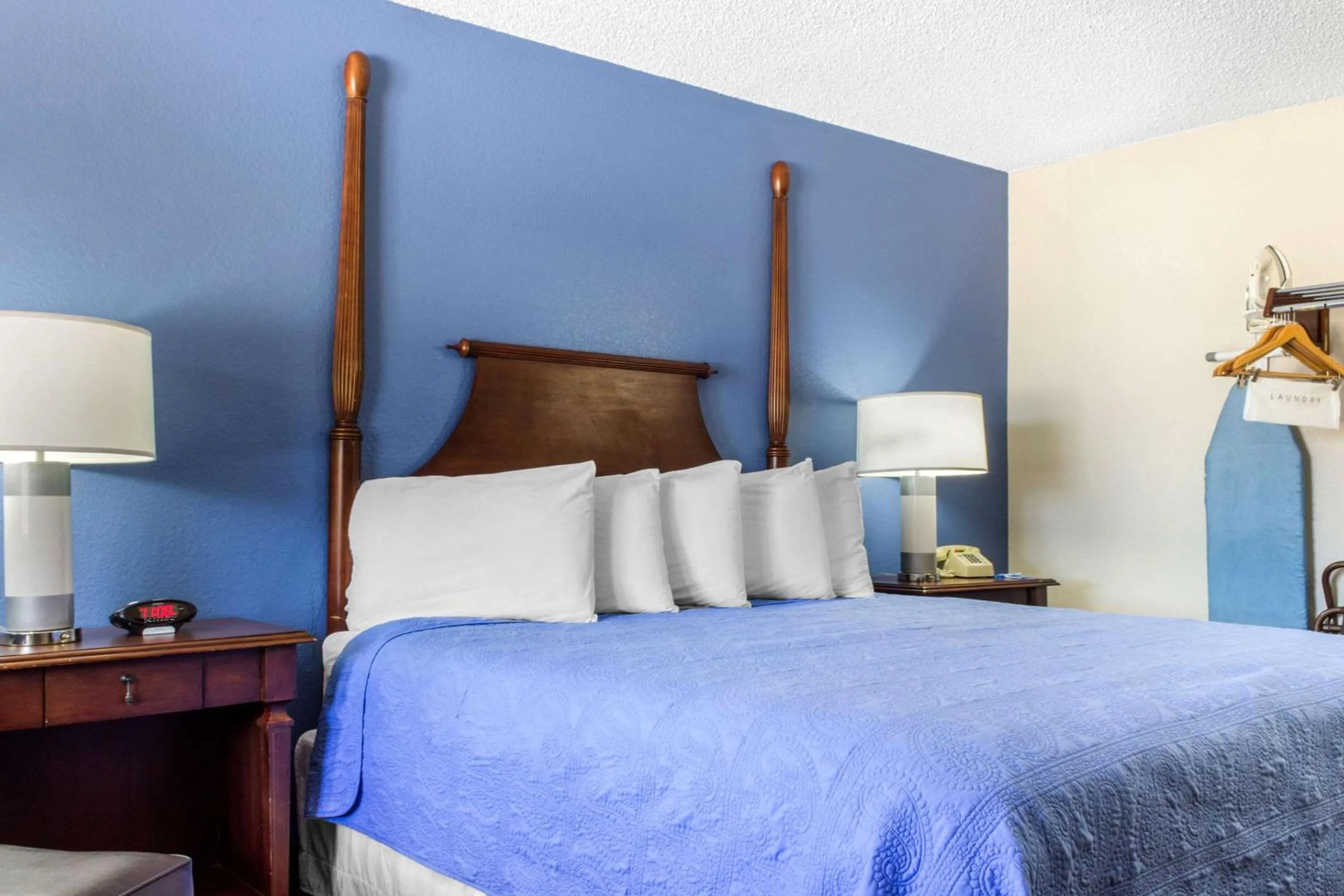 Bedroom, Bed in Rodeway Inn near Ft Huachuca