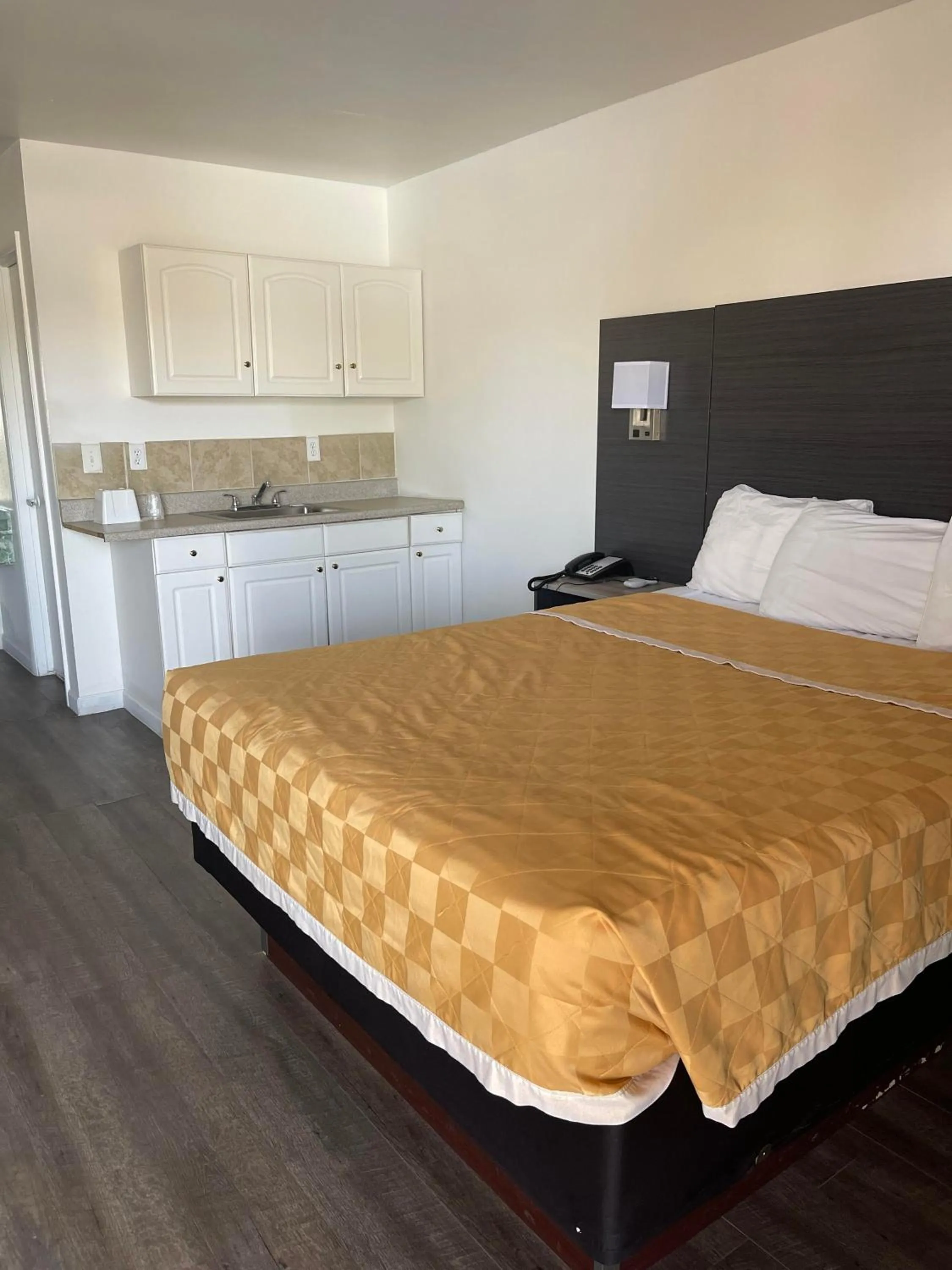 Bed in Windsor Inn Lake Havasu City