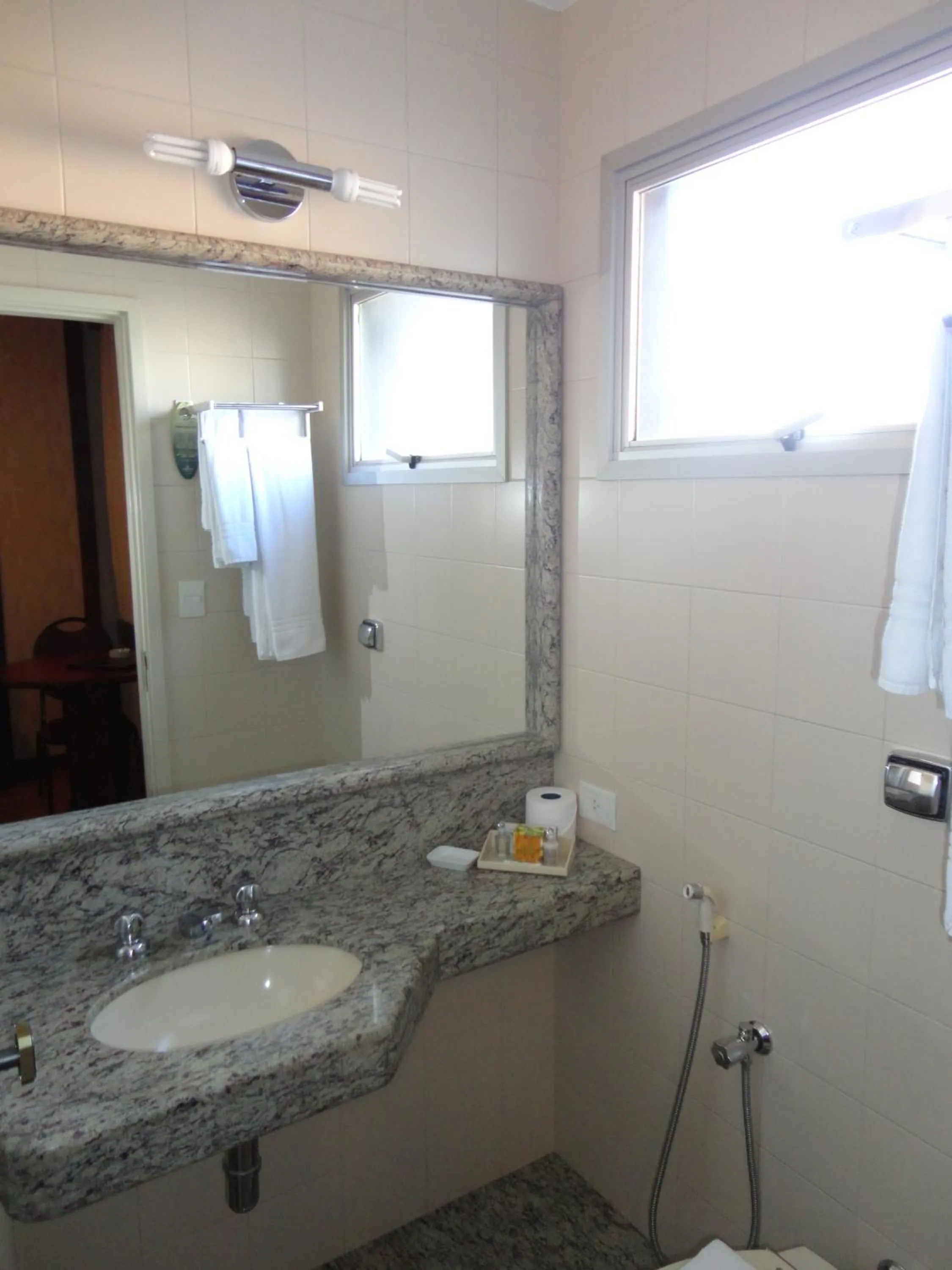Bathroom in Bourbon Londrina Hotel