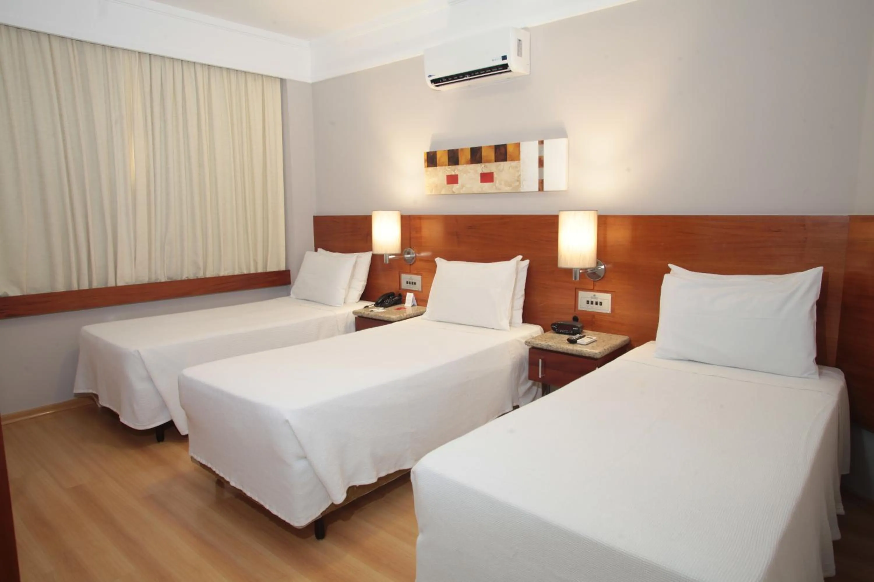 Photo of the whole room, Bed in Bourbon Londrina Hotel