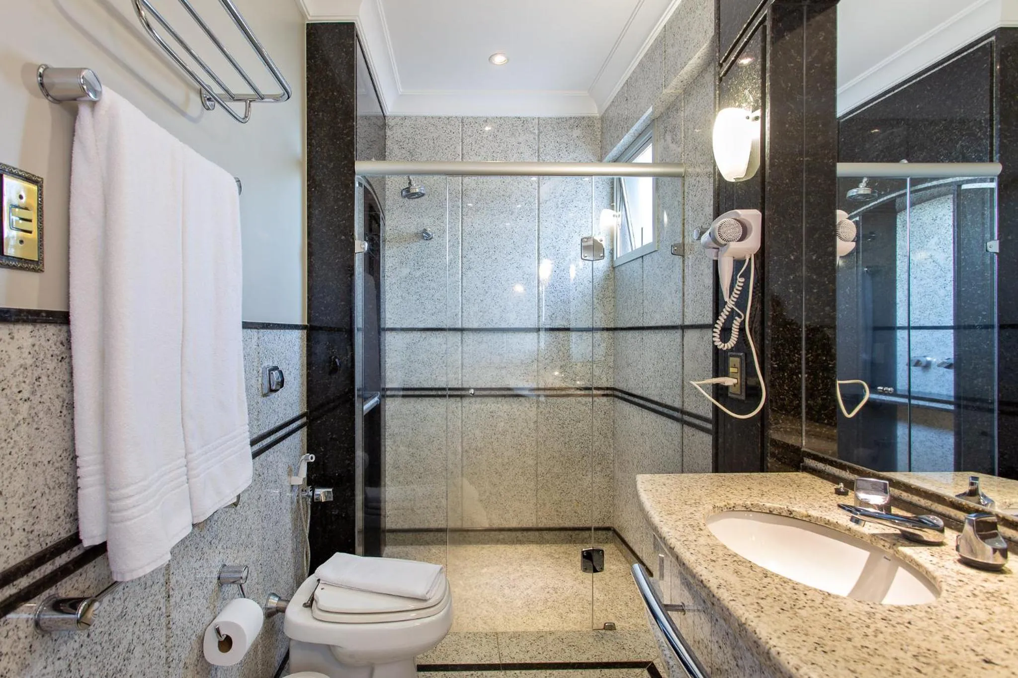 Shower in Bourbon Londrina Hotel