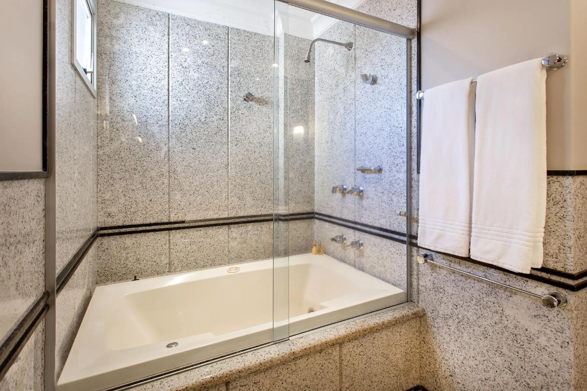 Bath in Bourbon Londrina Hotel