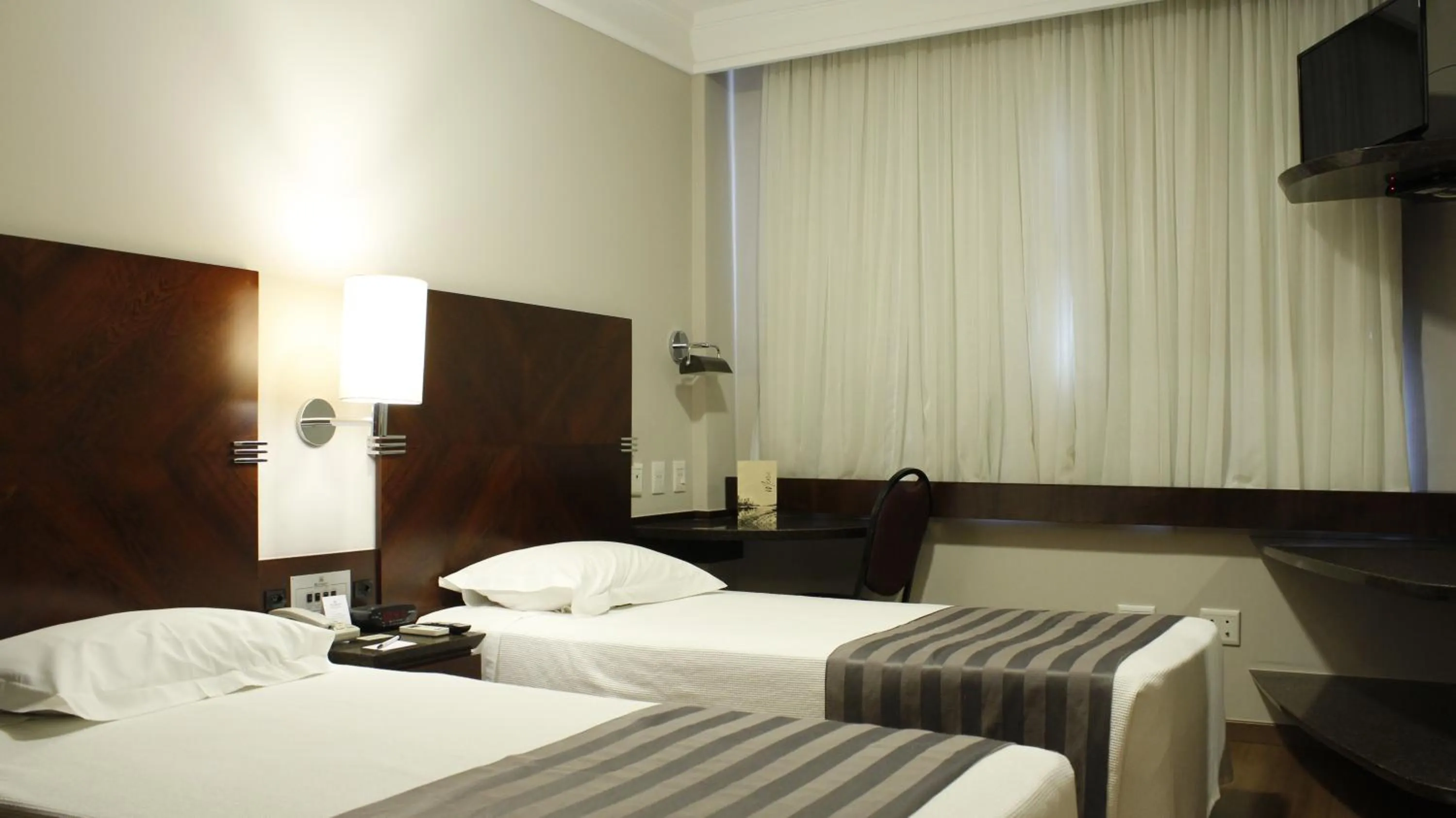 Photo of the whole room, Bed in Bourbon Londrina Hotel