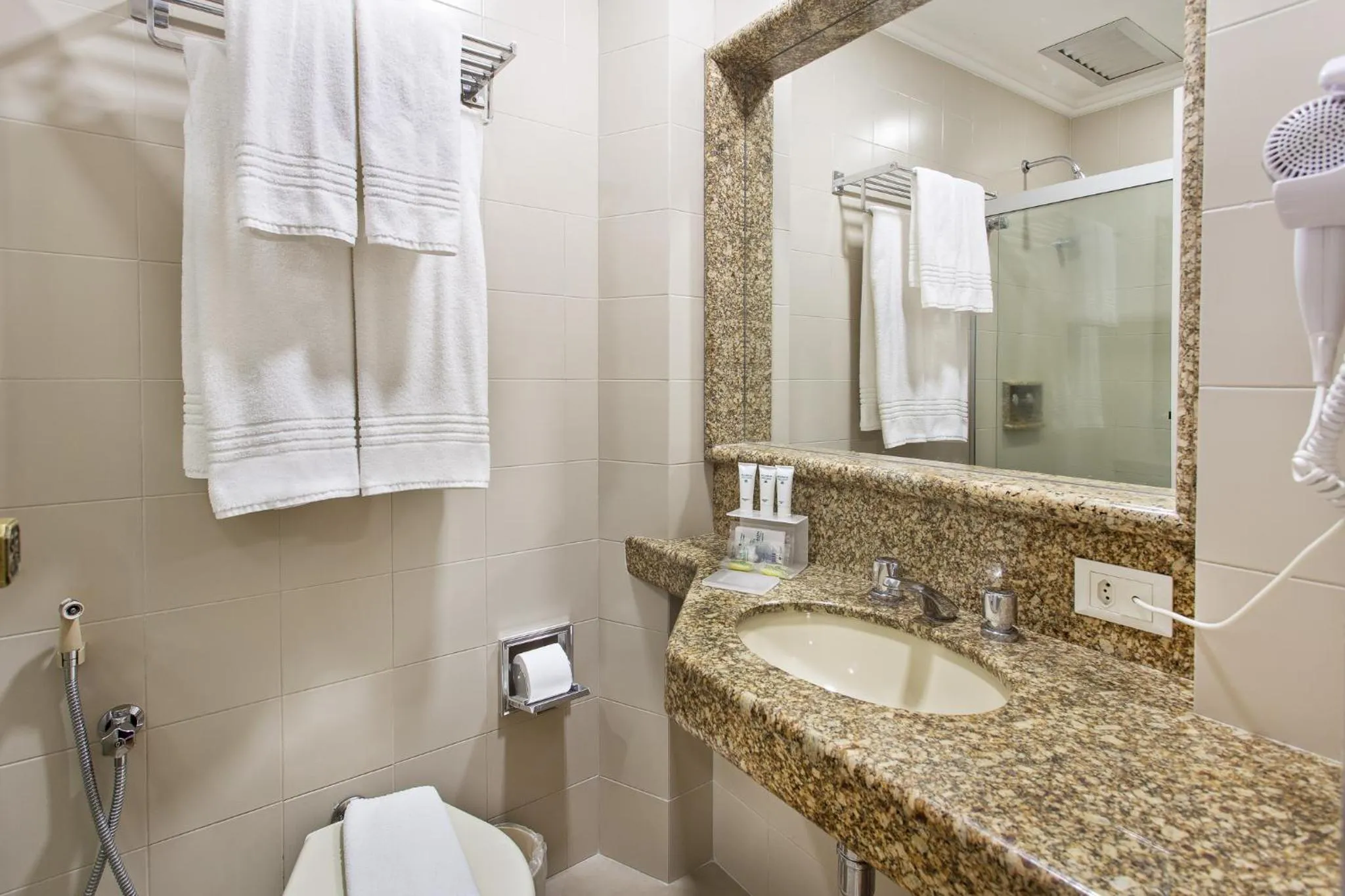 Bathroom in Bourbon Londrina Hotel