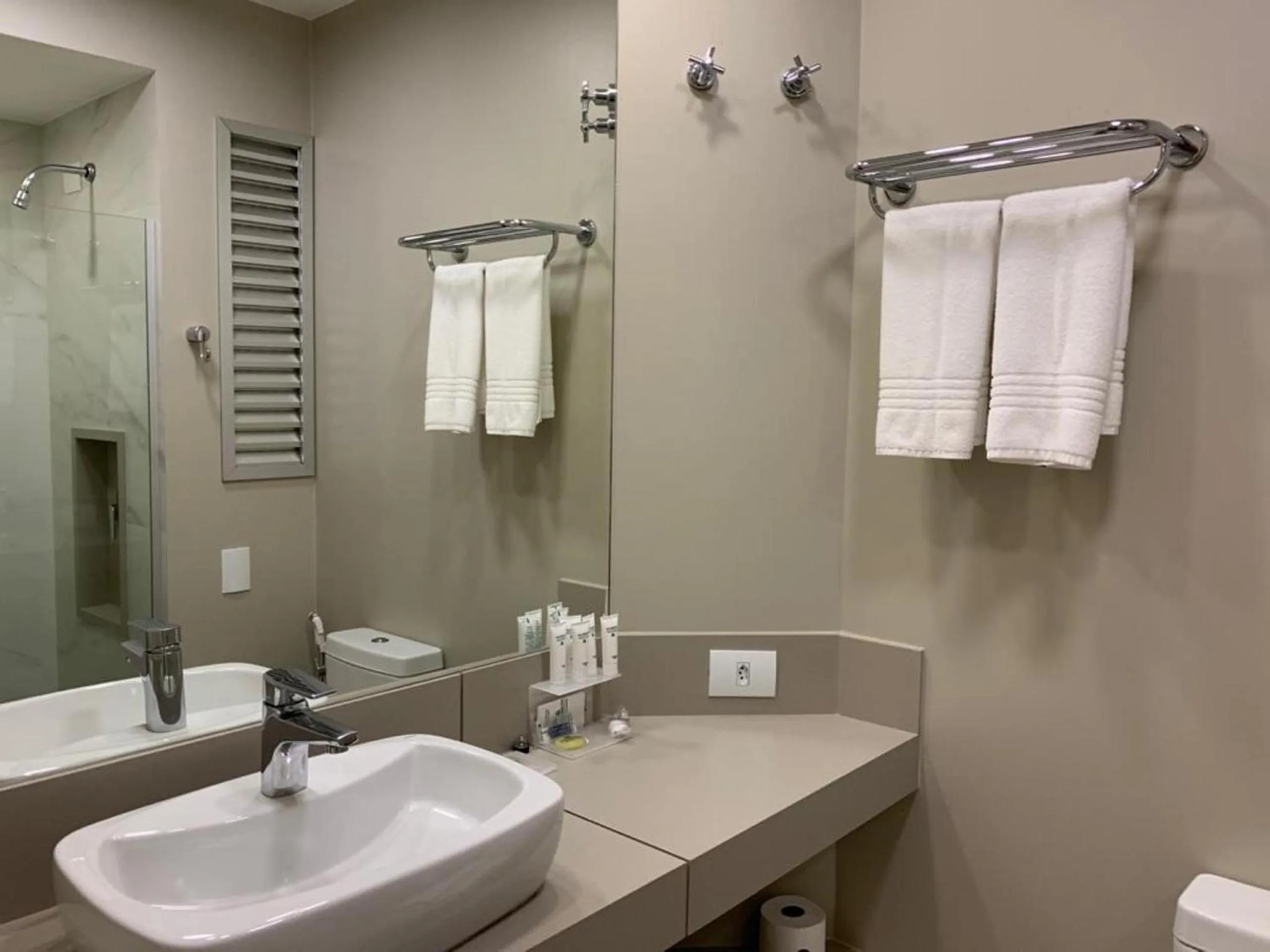 Bathroom in Bourbon Londrina Hotel