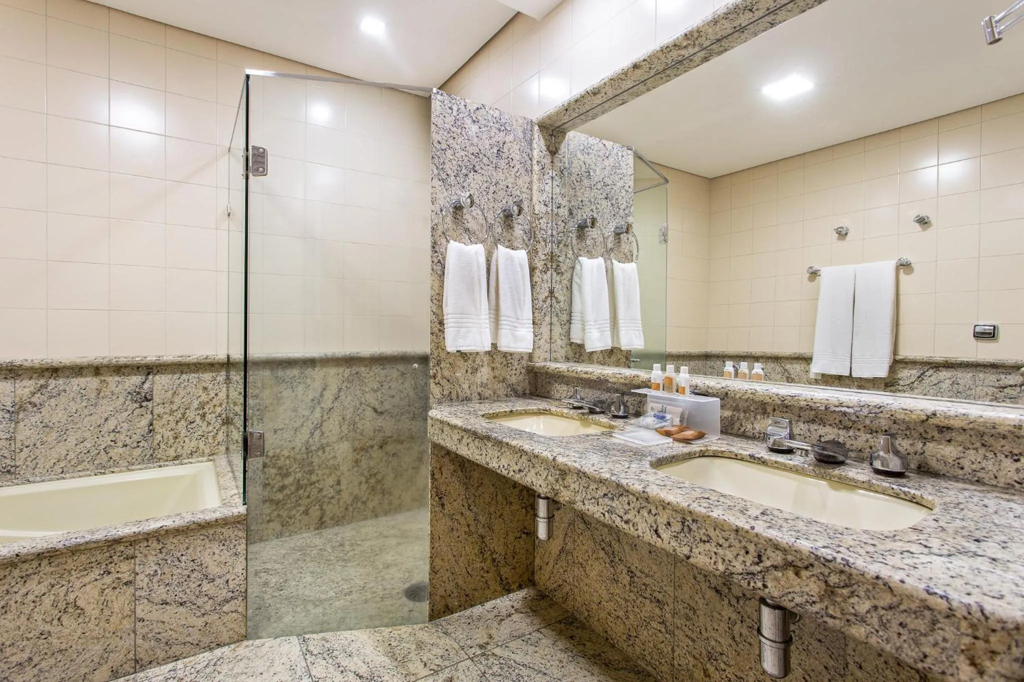 Bathroom in Bourbon Londrina Hotel