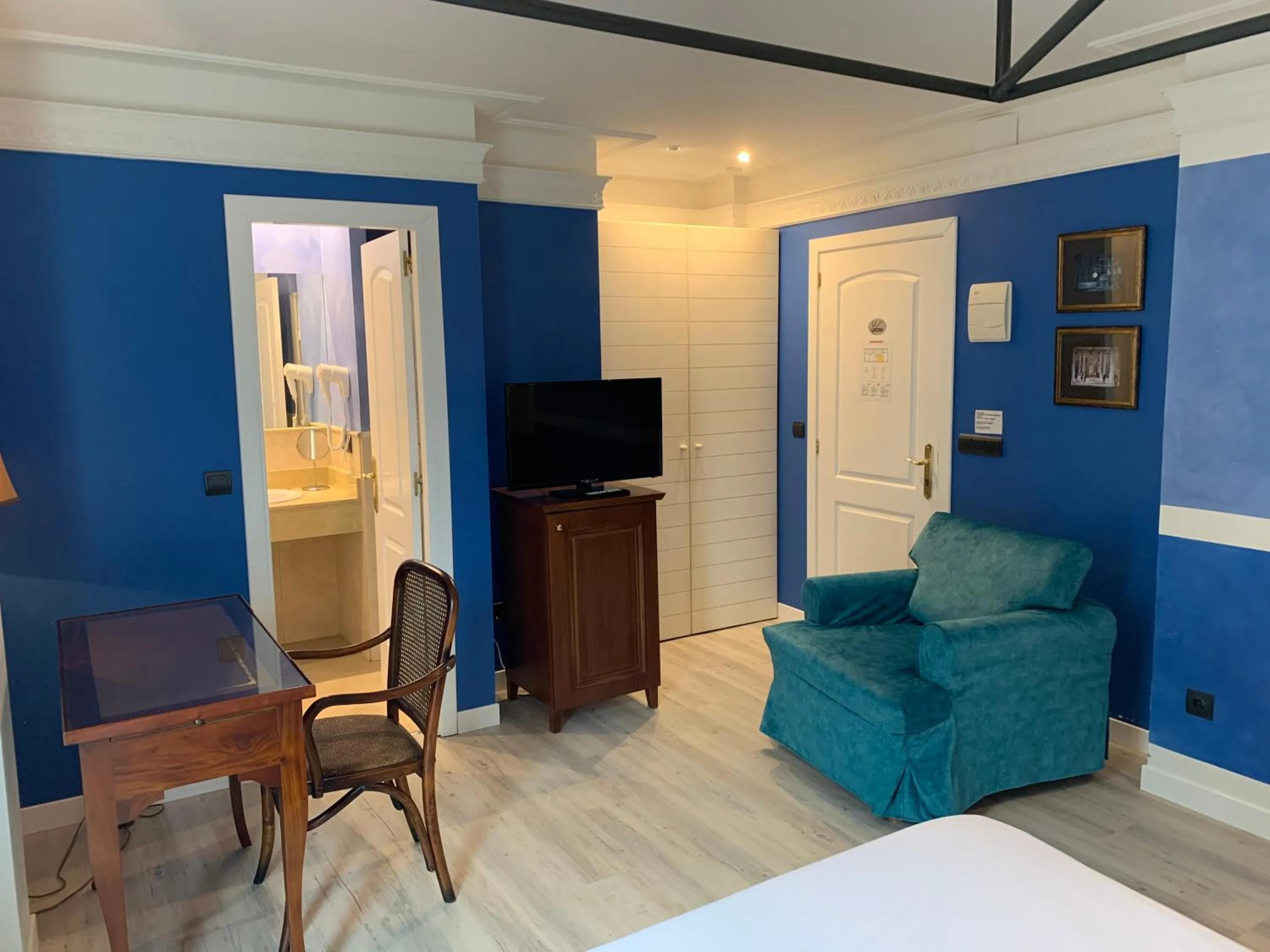 Communal lounge/ TV room, Bed in Marina de Campios