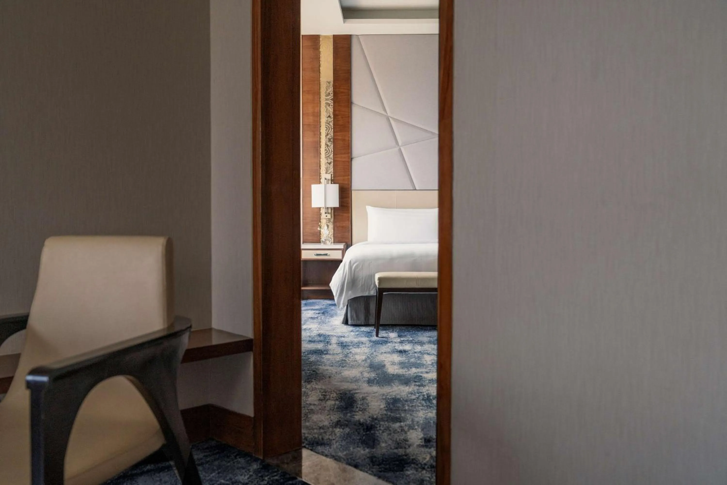 Photo of the whole room, Bed in Shangri-La Eros New Delhi