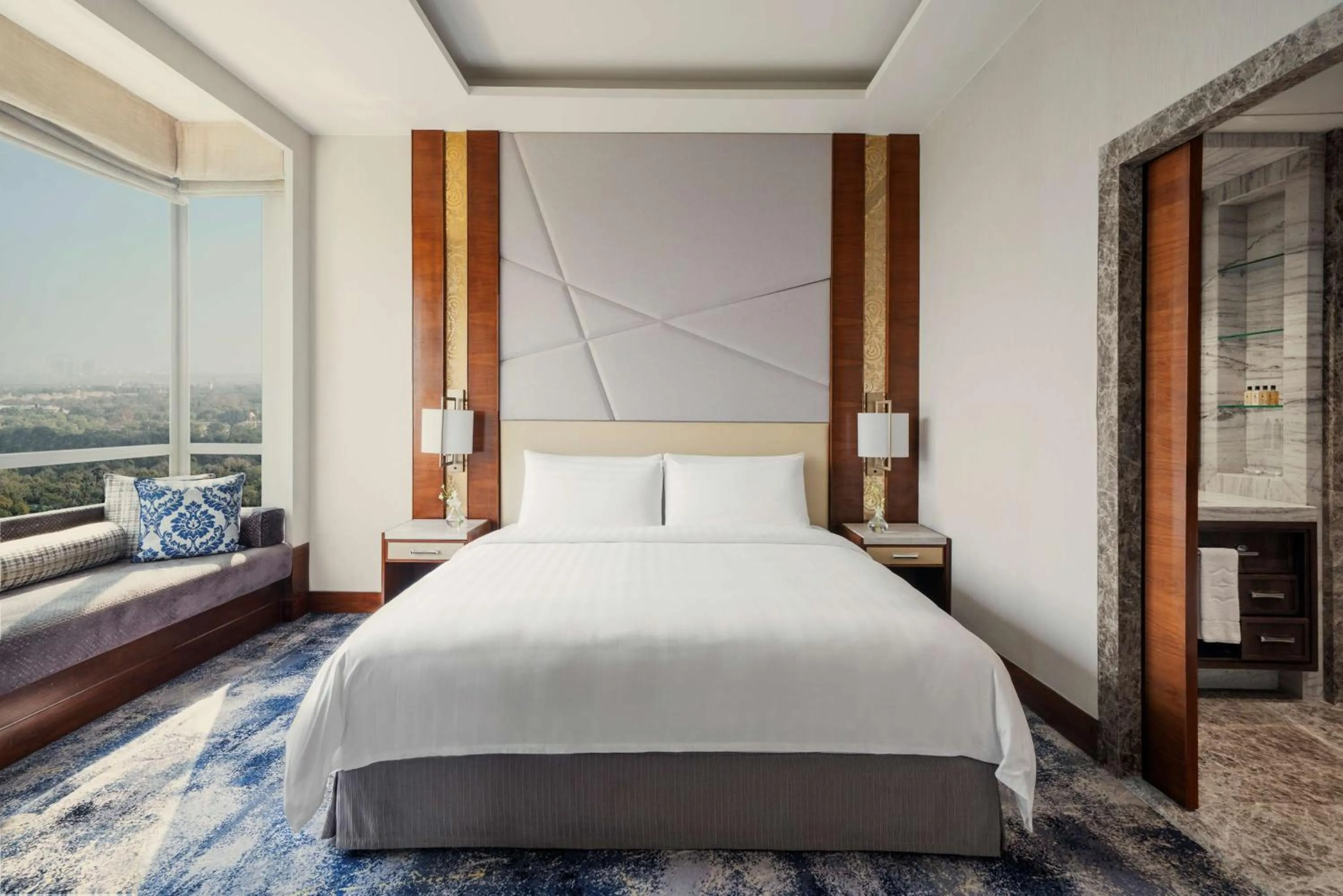 Photo of the whole room, Bed in Shangri-La Eros New Delhi