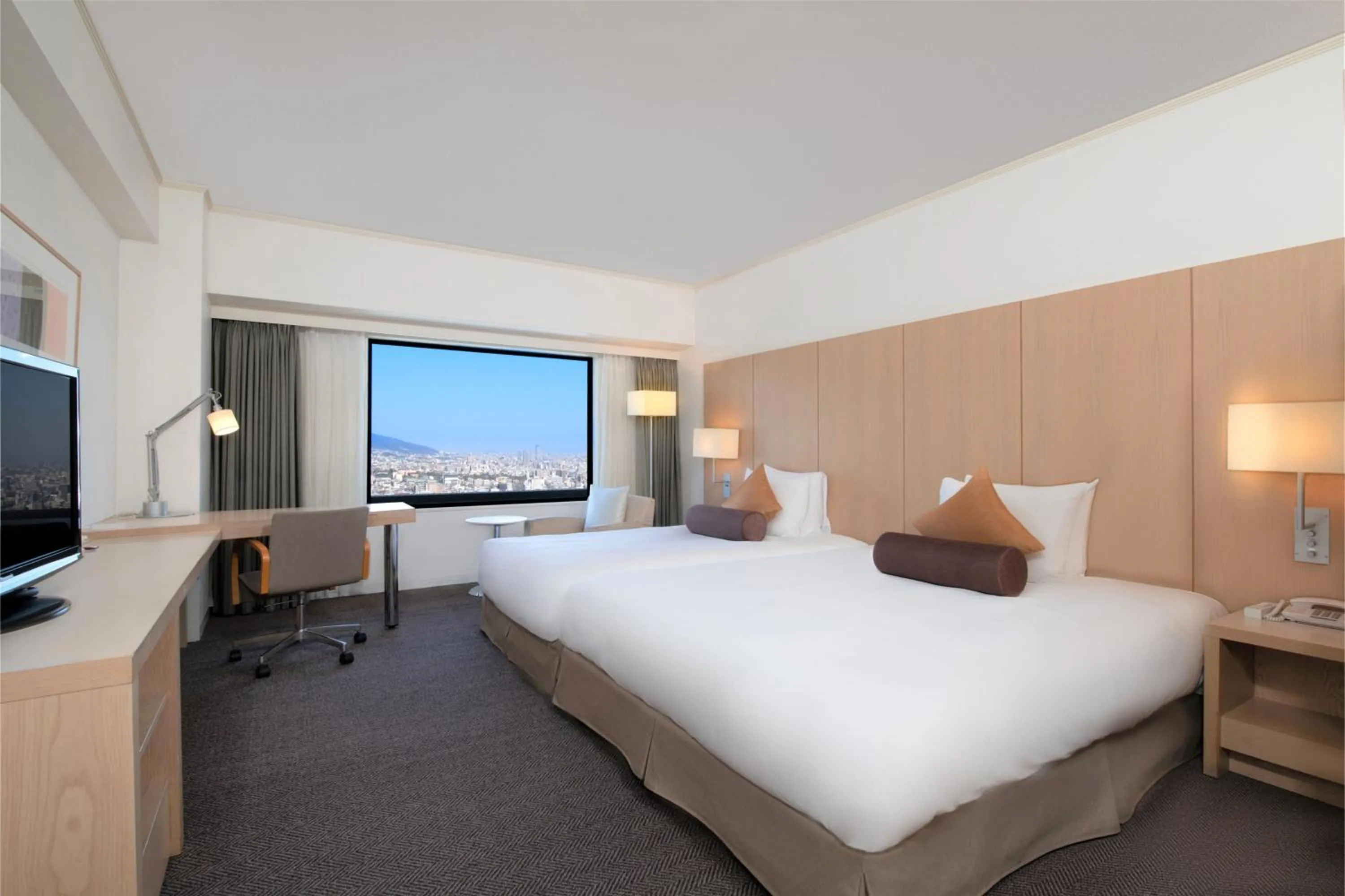 Photo of the whole room, Bed in ANA Crowne Plaza Kobe by IHG