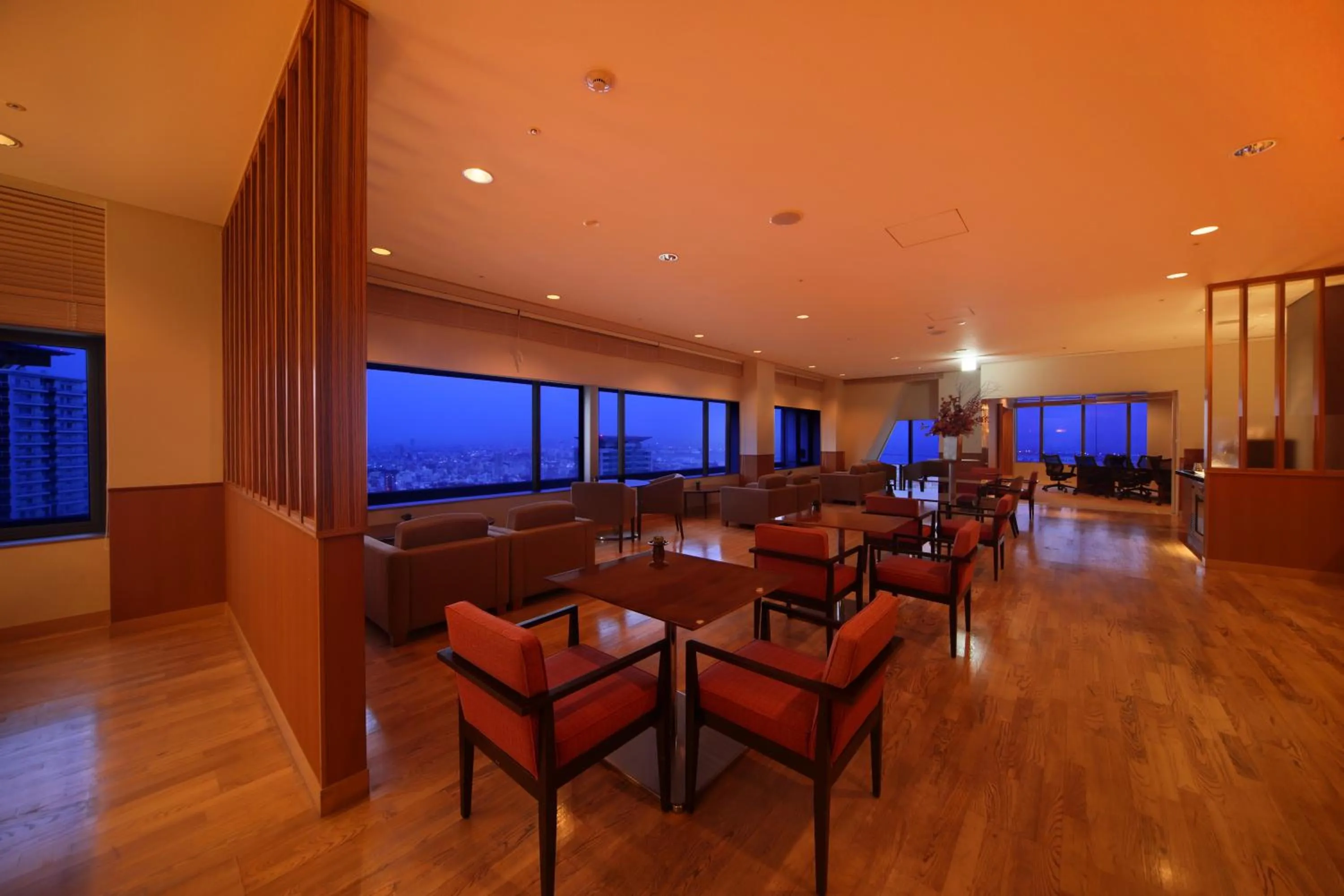 Lounge or bar in ANA Crowne Plaza Kobe by IHG
