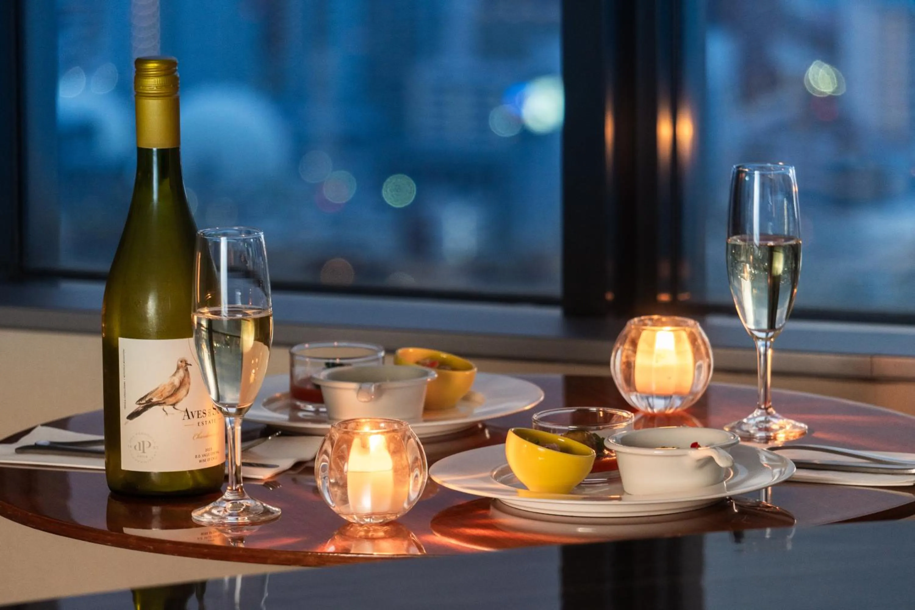 Lounge or bar in ANA Crowne Plaza Kobe by IHG