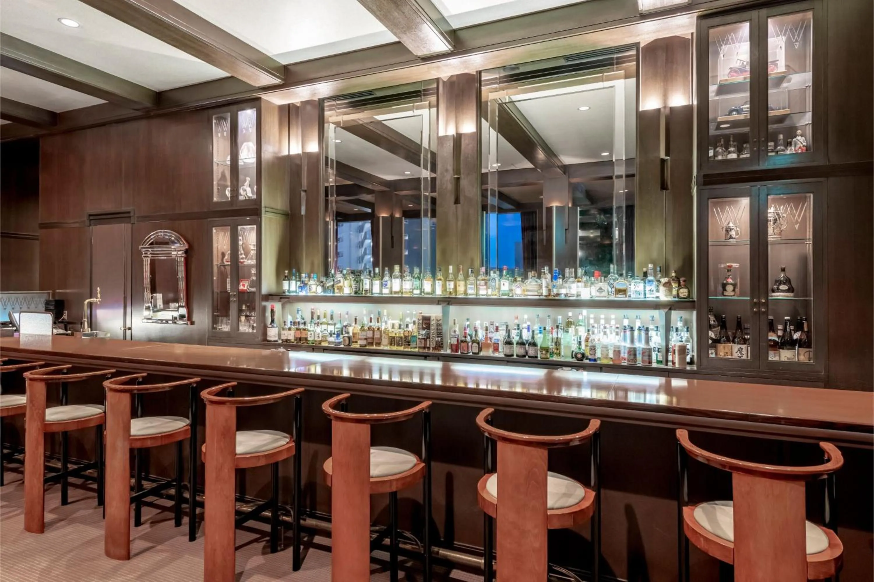 Lounge or bar in ANA Crowne Plaza Kobe by IHG