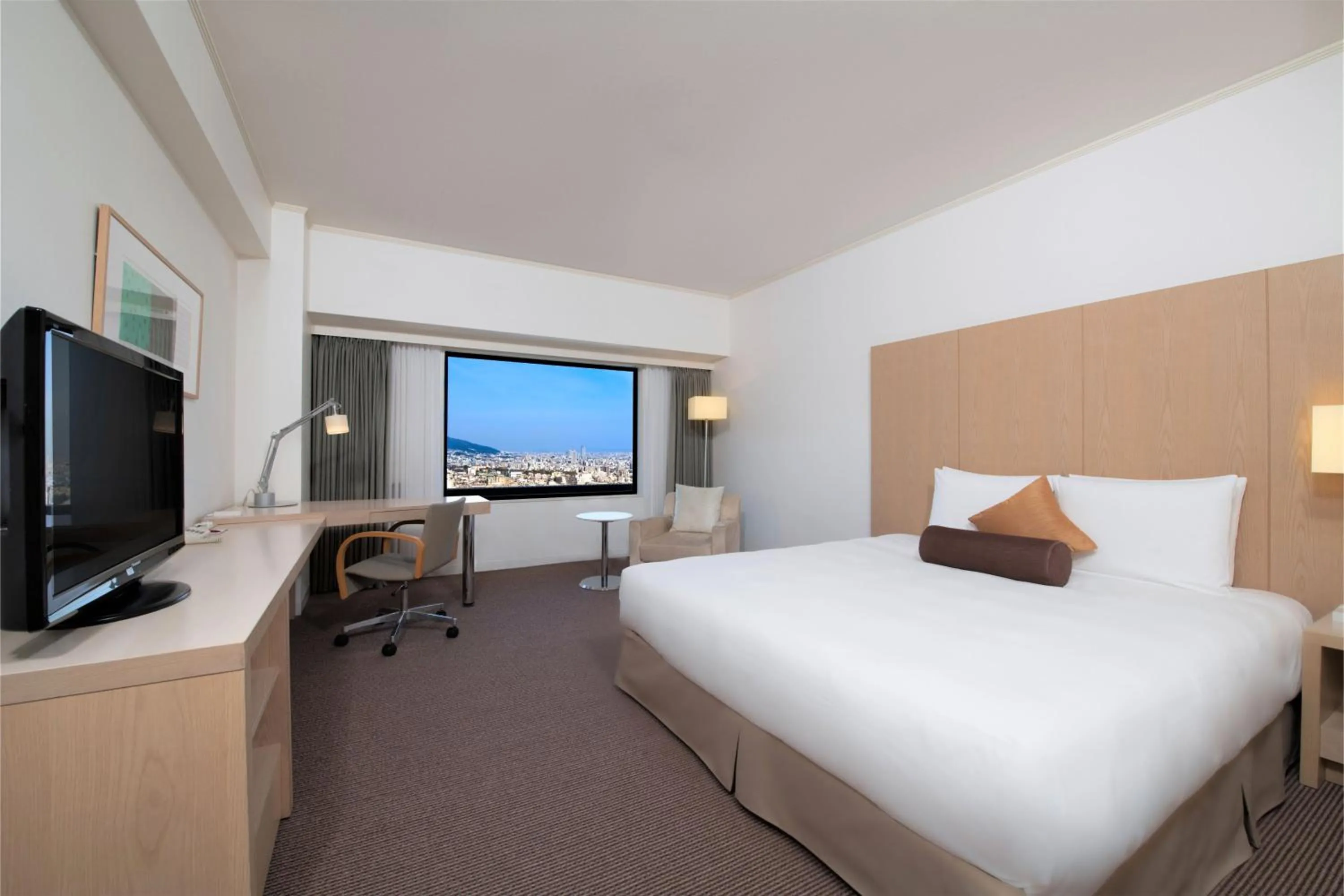 Photo of the whole room, Bed in ANA Crowne Plaza Kobe by IHG