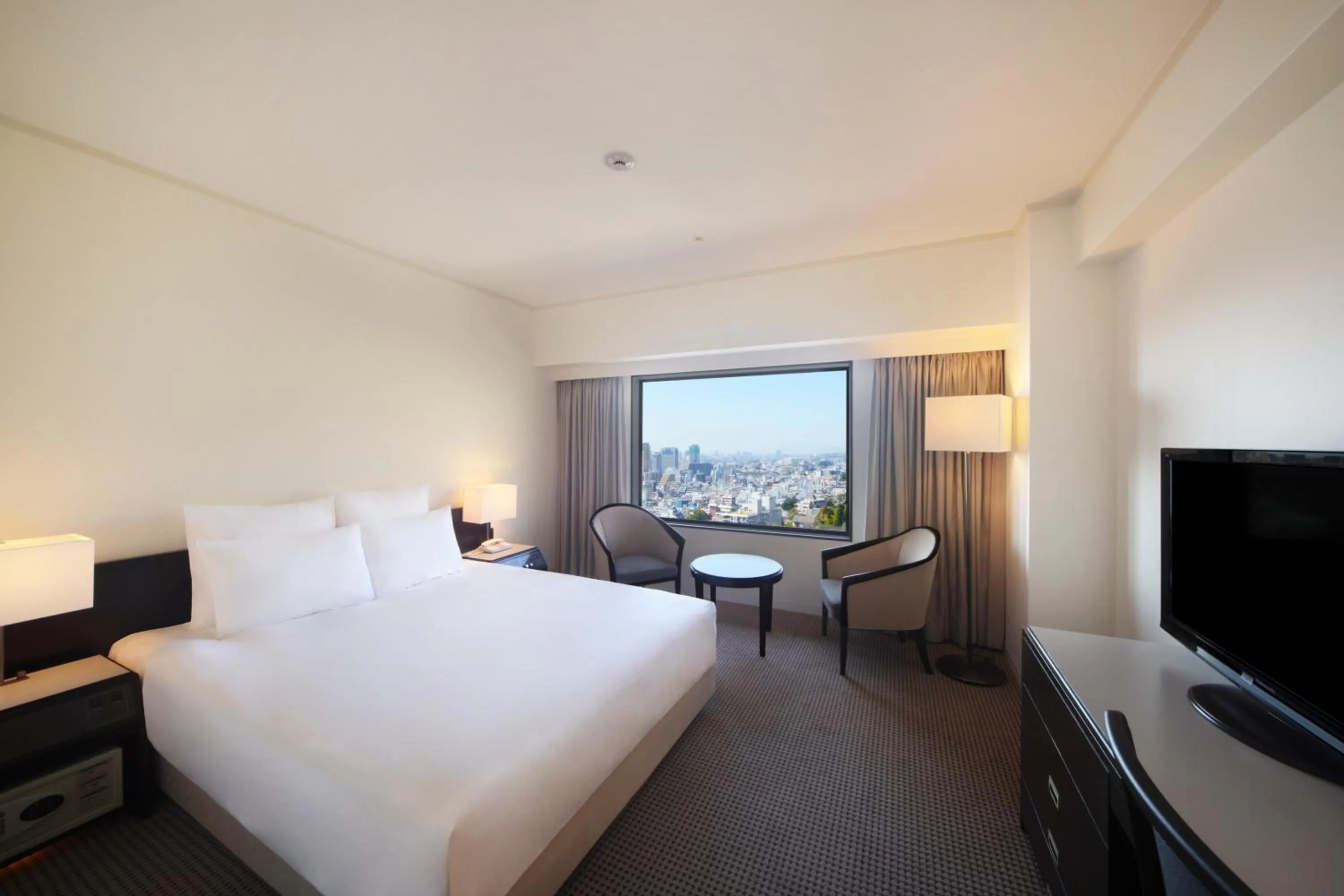 Bed in ANA Crowne Plaza Kobe by IHG