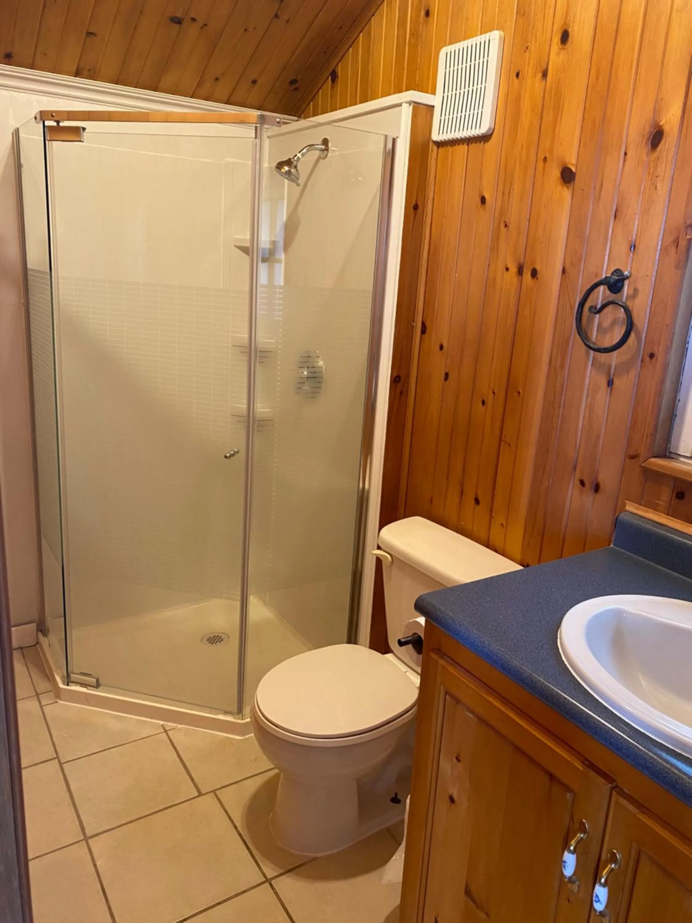 Shower in Merland Park Cottages and Motel