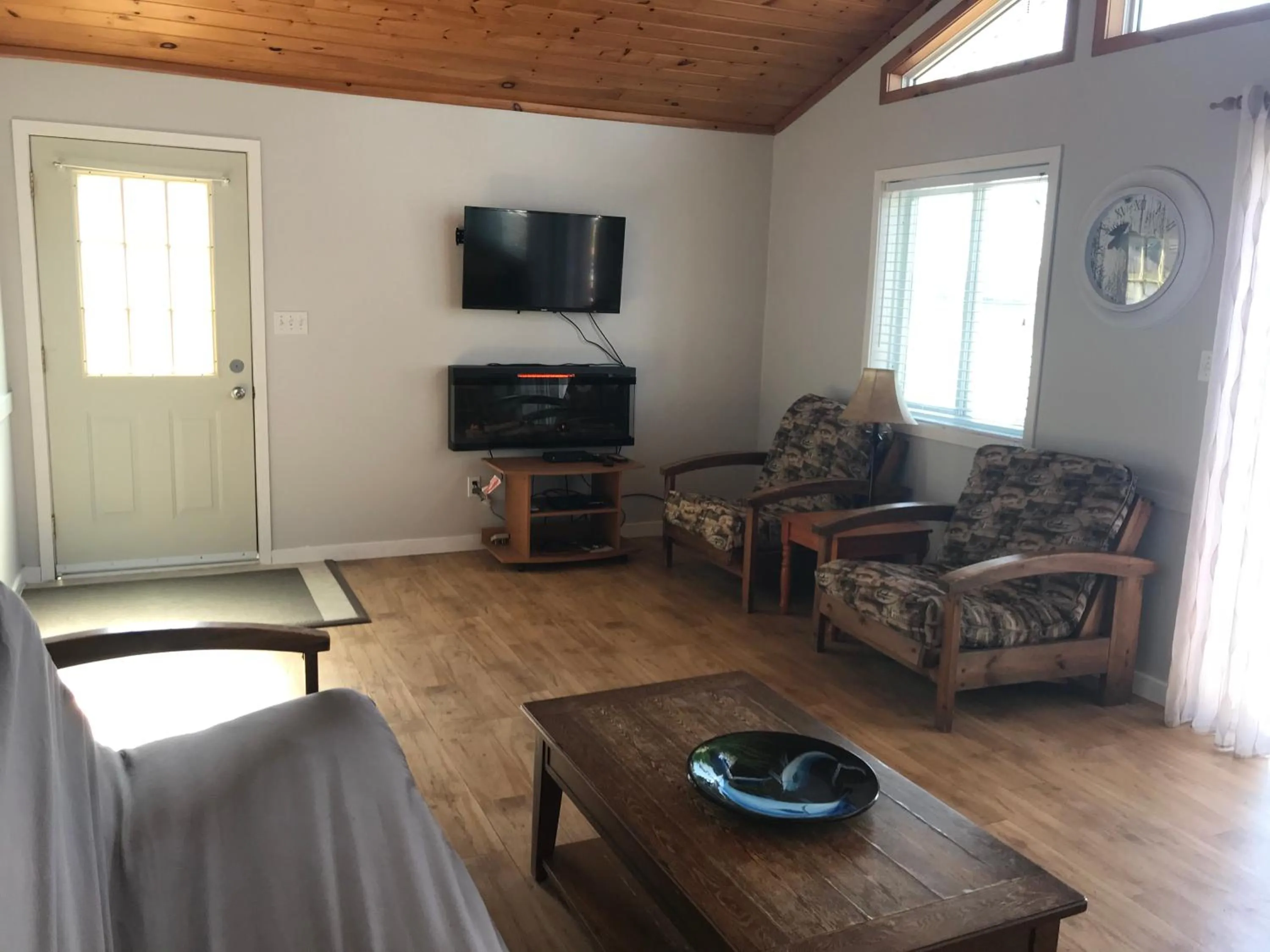 TV and multimedia in Merland Park Cottages and Motel