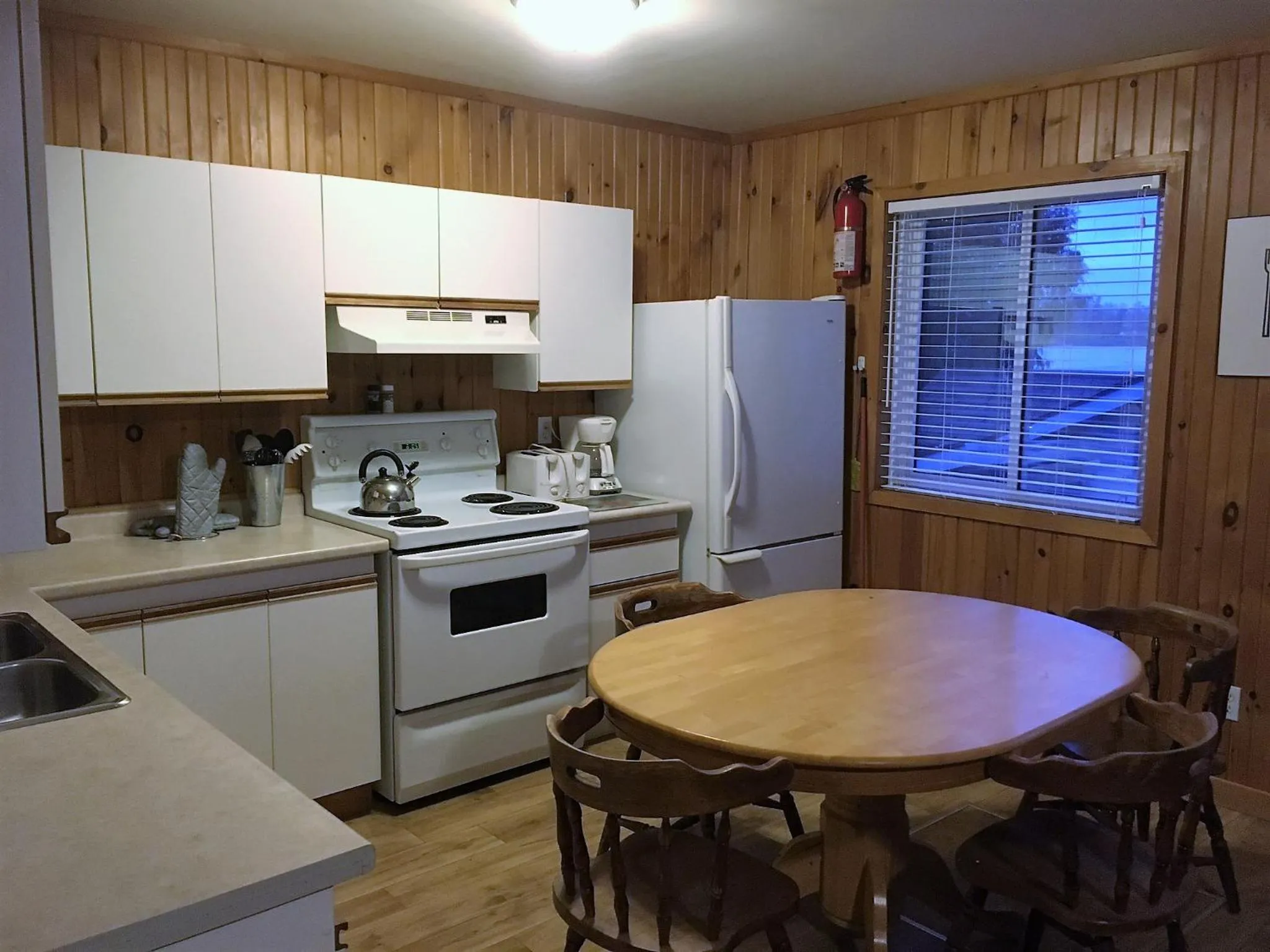 Kitchen or kitchenette in Merland Park Cottages and Motel