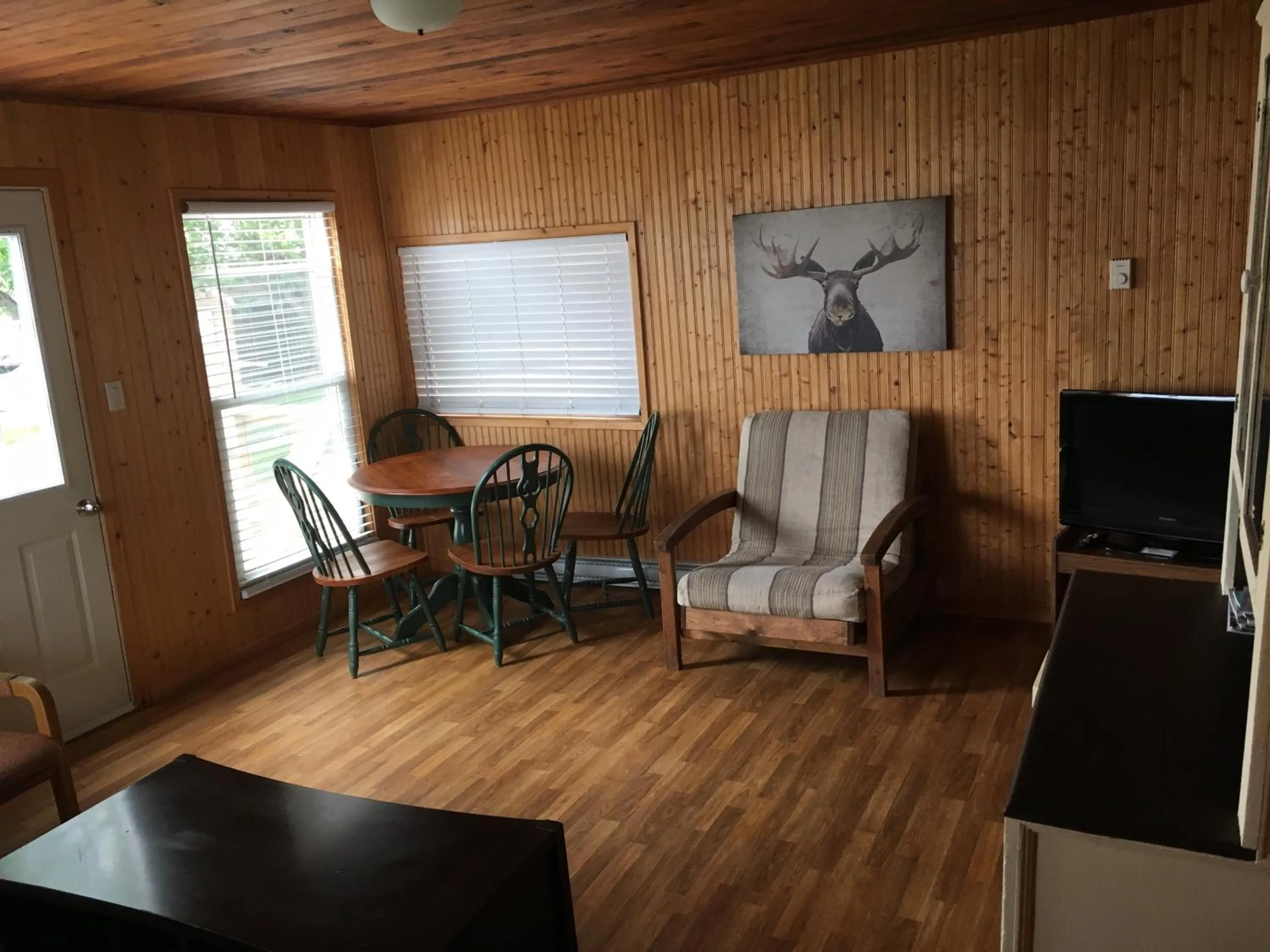 TV and multimedia in Merland Park Cottages and Motel