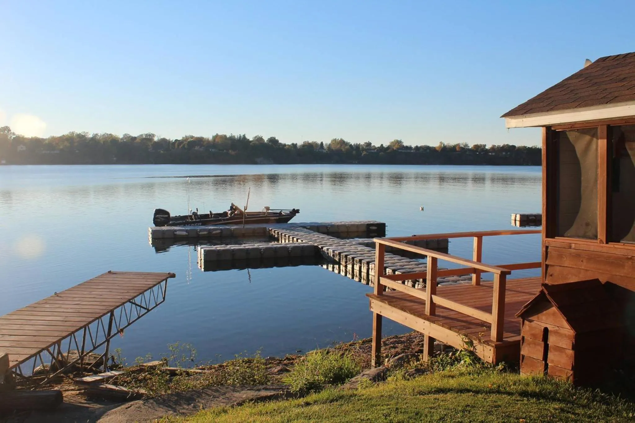 Lake view in Merland Park Cottages and Motel