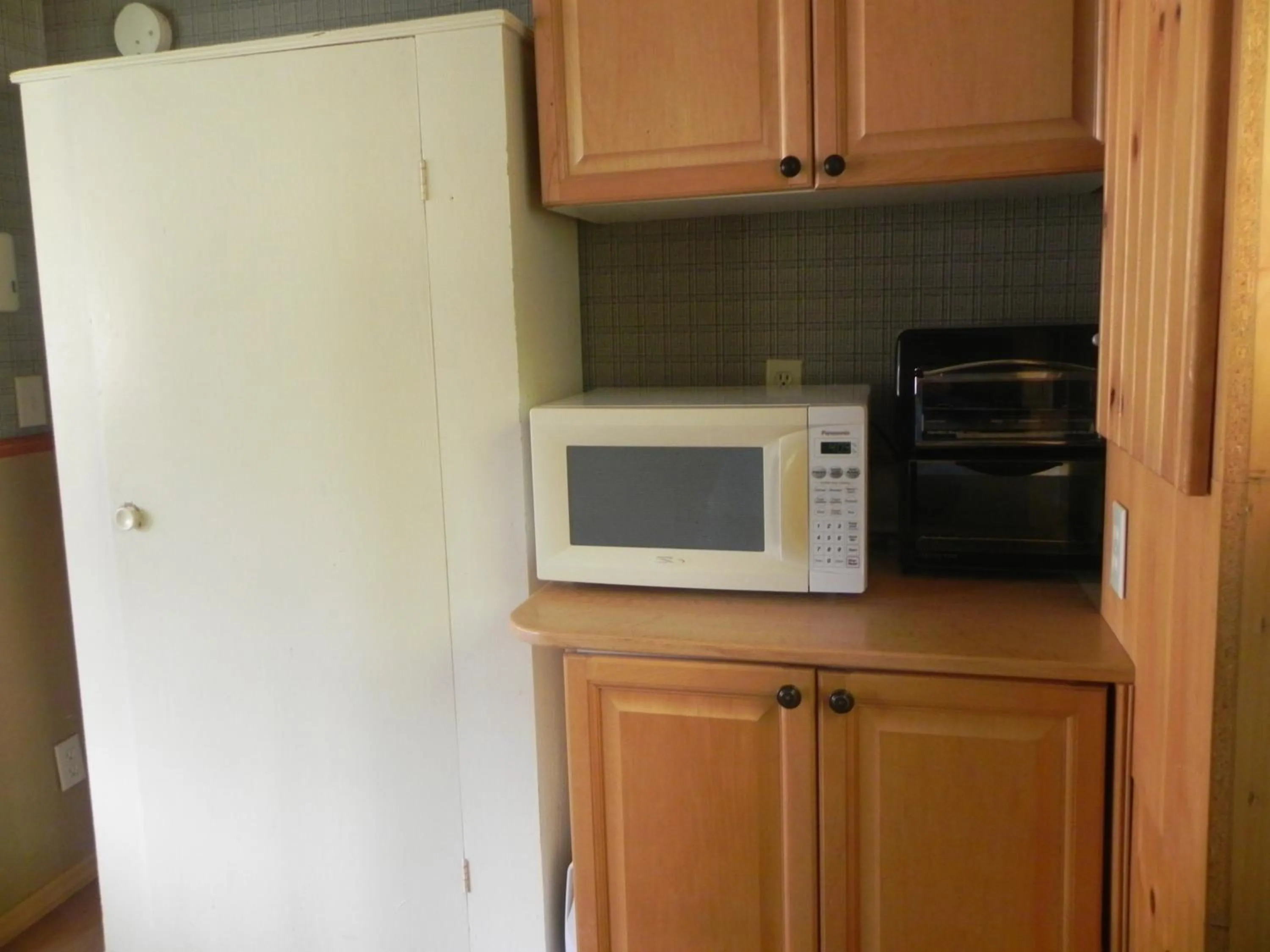 Kitchen or kitchenette in Merland Park Cottages and Motel