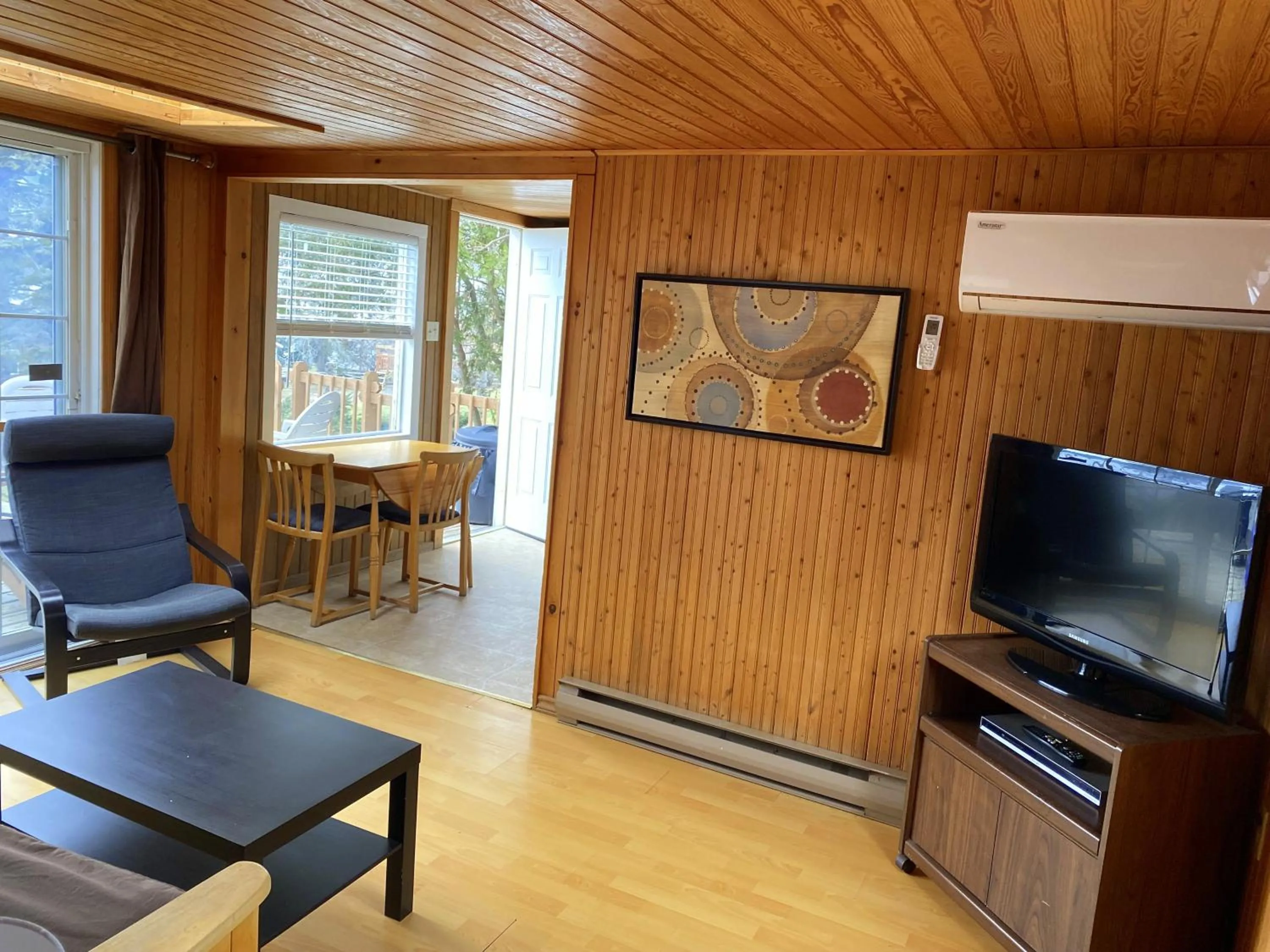 TV and multimedia in Merland Park Cottages and Motel
