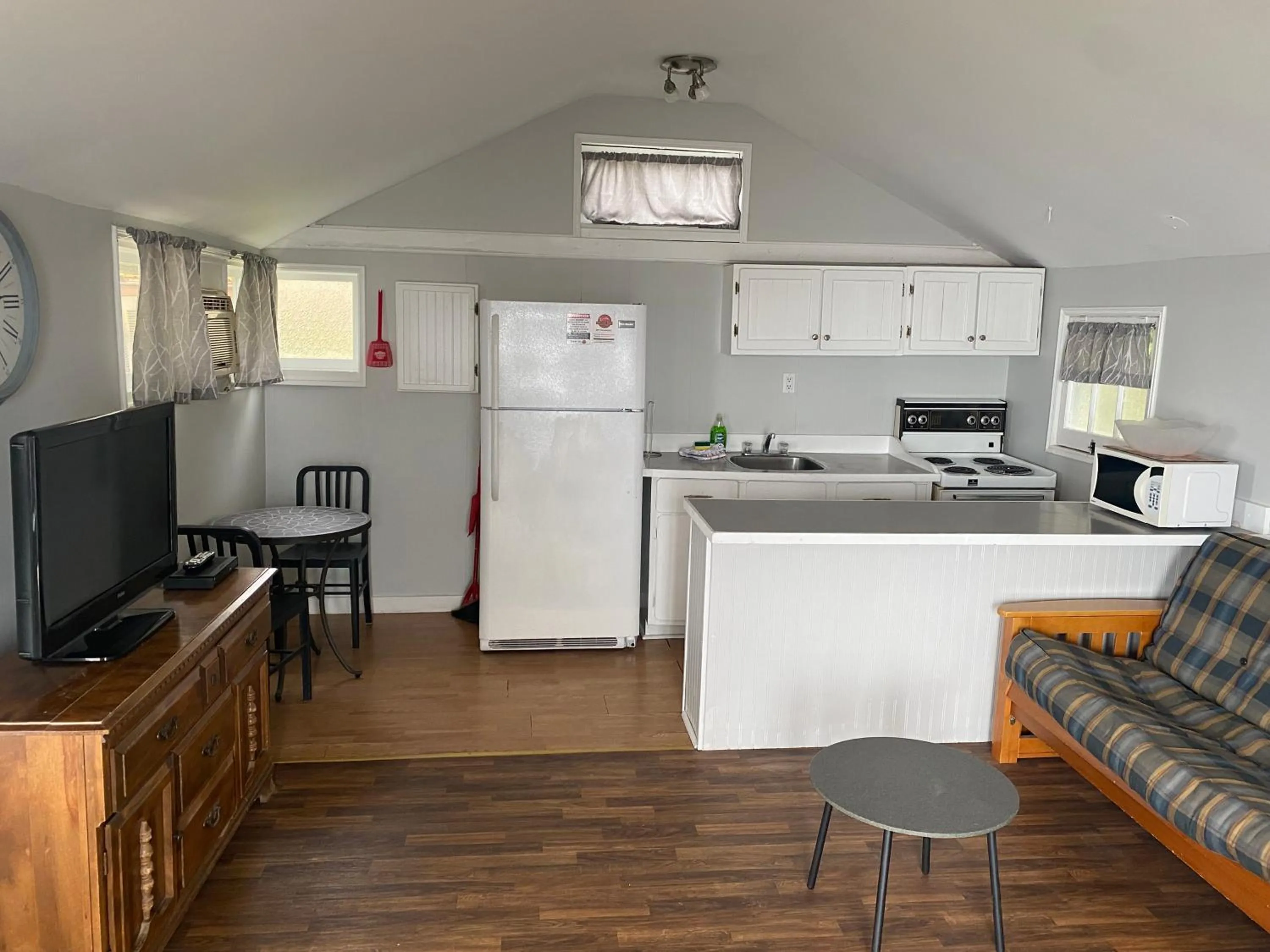 Kitchen or kitchenette in Merland Park Cottages and Motel