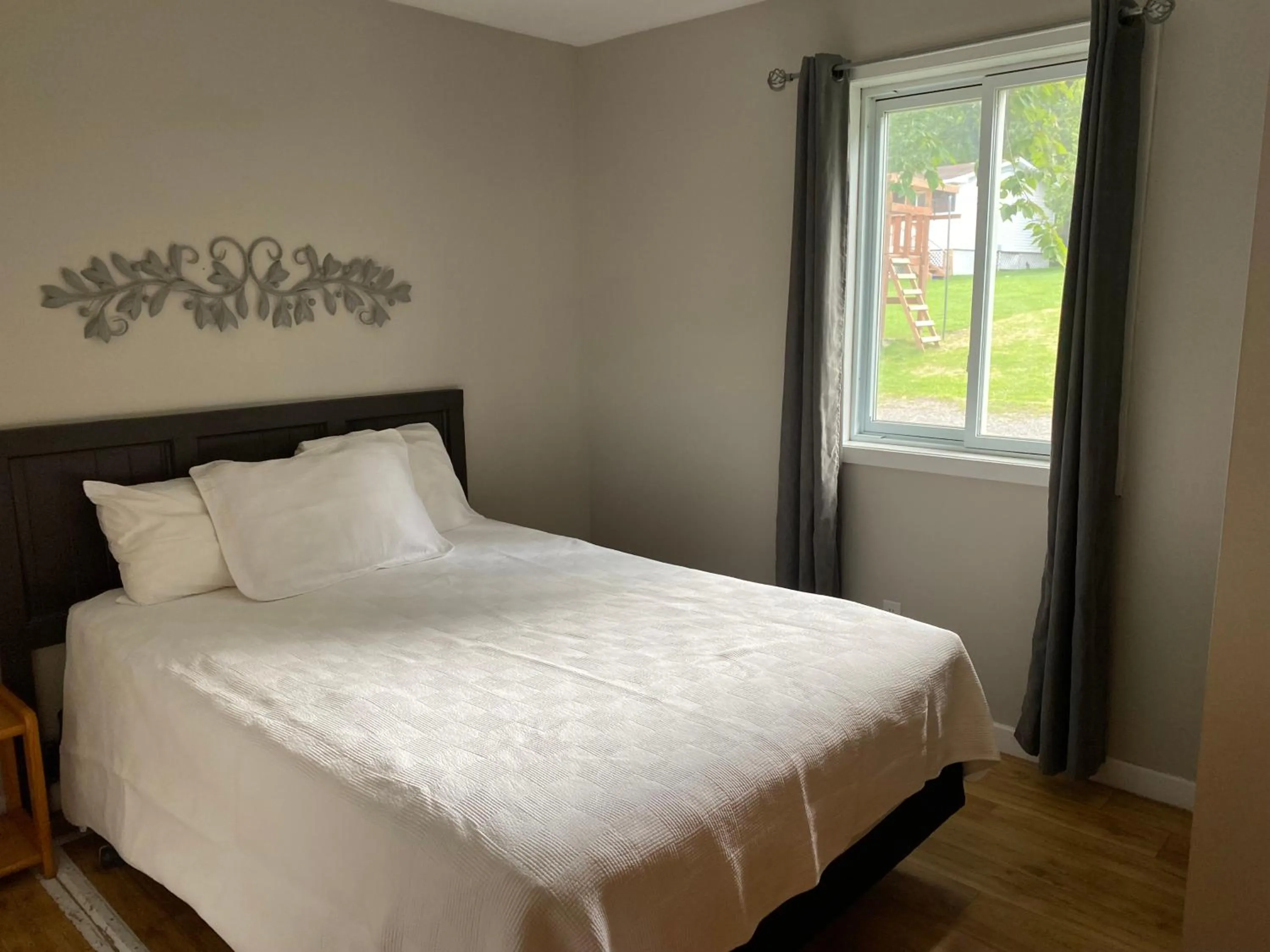Bedroom, Bed in Merland Park Cottages and Motel