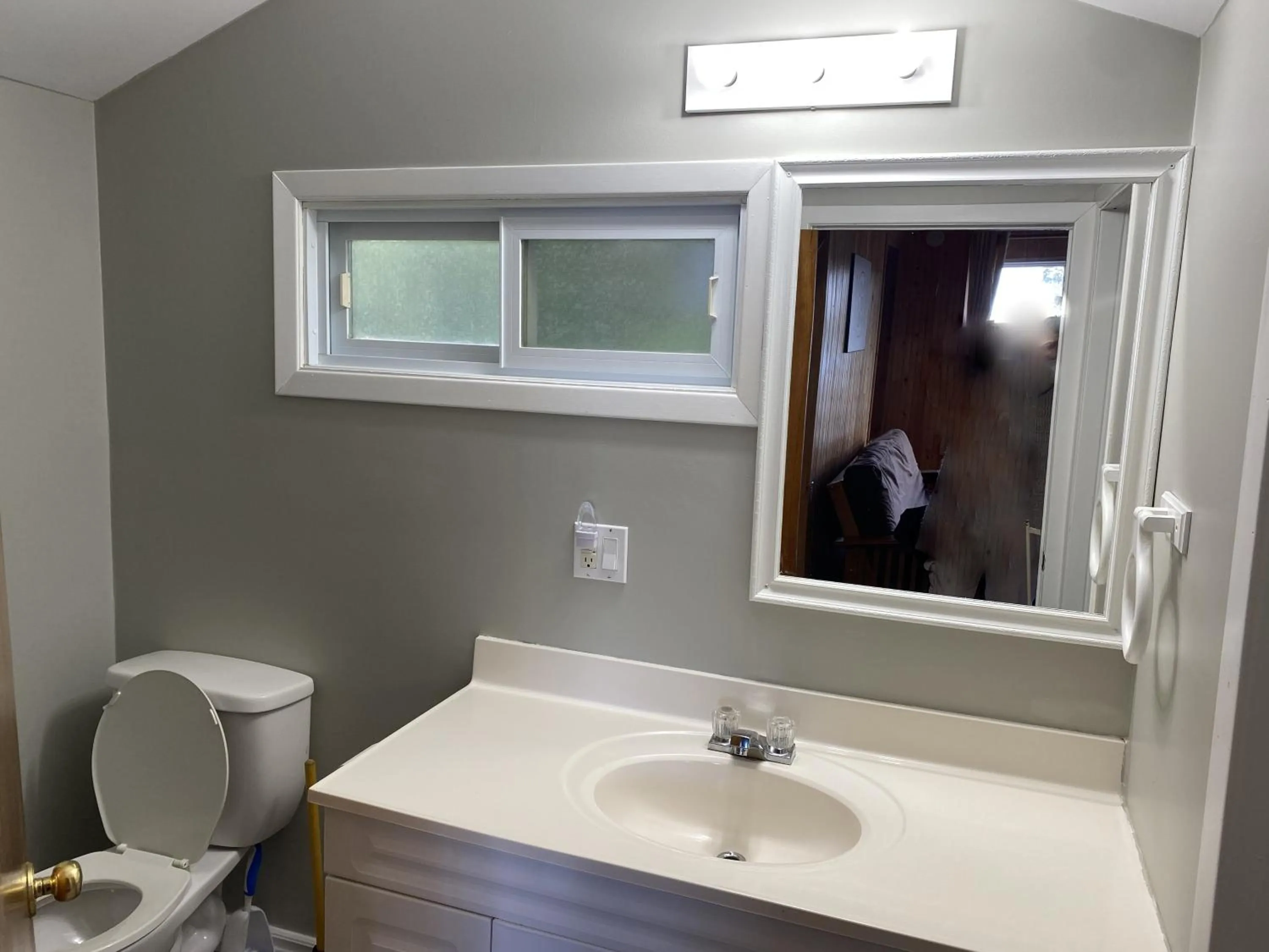 Toilet in Merland Park Cottages and Motel