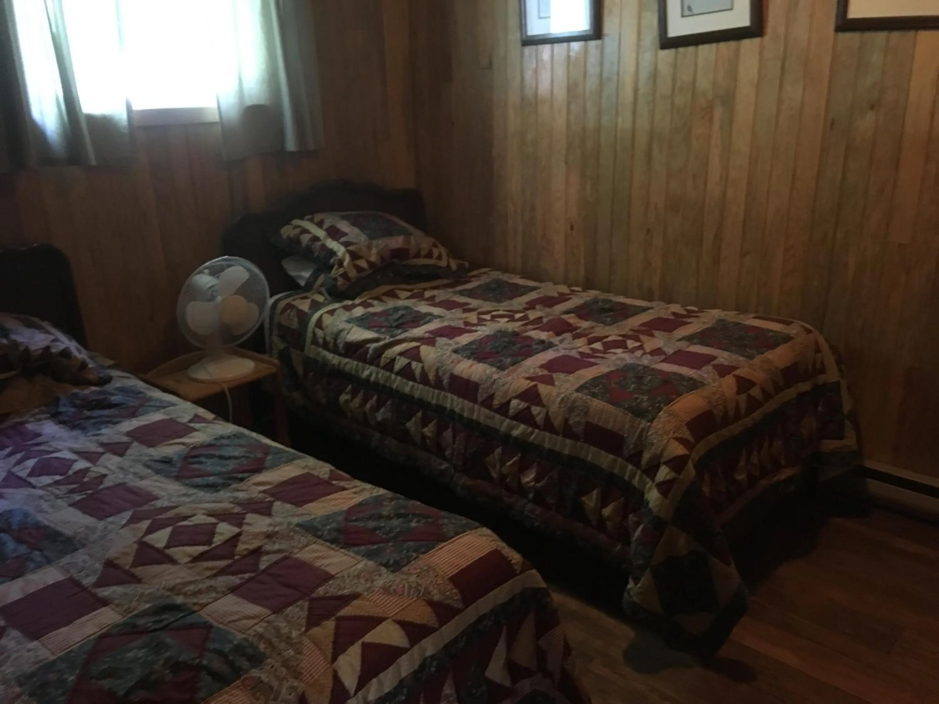 Bedroom, Bed in Merland Park Cottages and Motel
