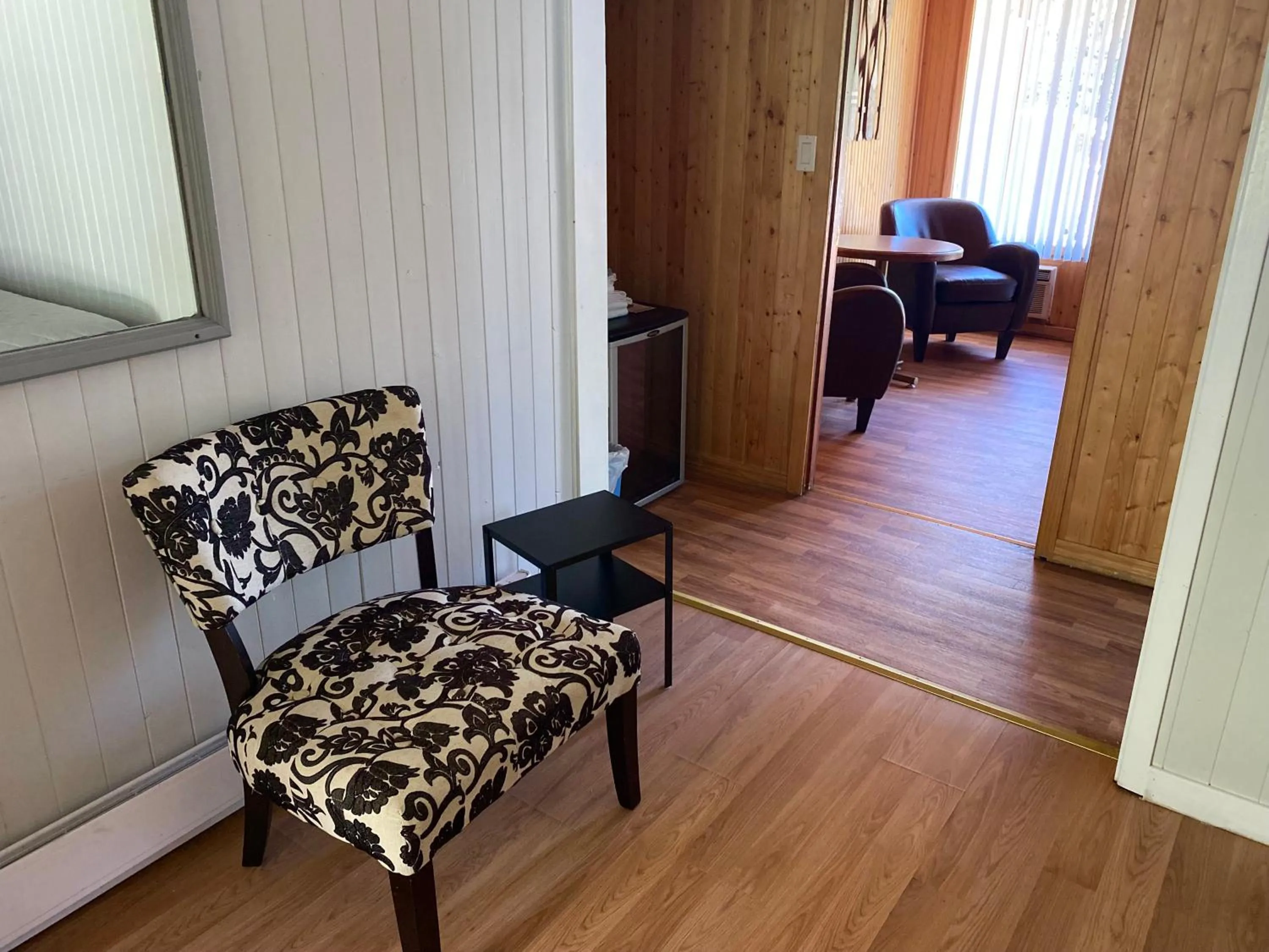 Seating area in Merland Park Cottages and Motel